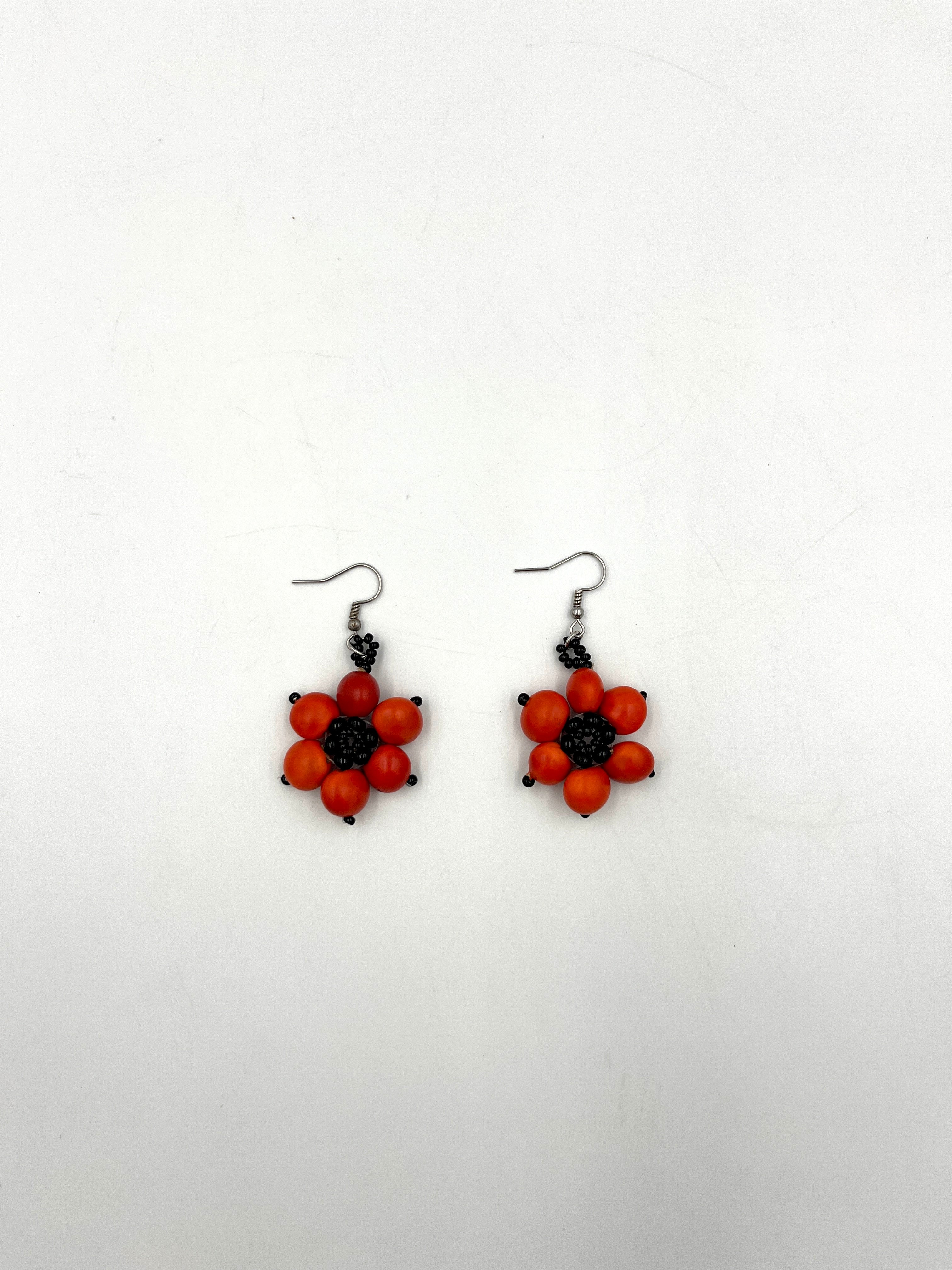 Aretes Flor de Huayruro Rojo - Diseño Artesanal de Amazonas