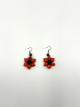 Aretes Flor de Huayruro Rojo - Diseño Artesanal de Amazonas