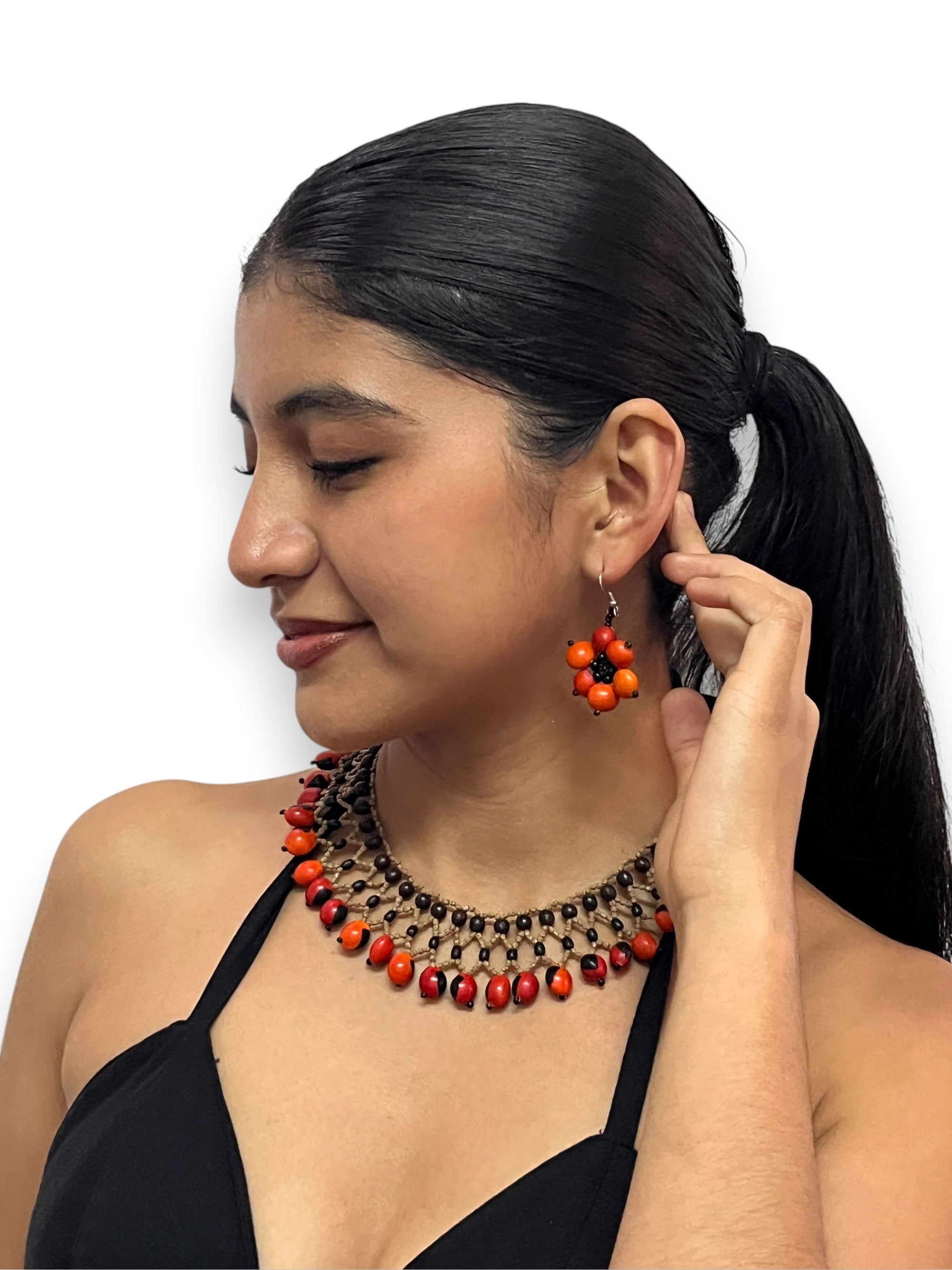 Aretes Flor de Huayruro Rojo - Diseño Artesanal de Amazonas