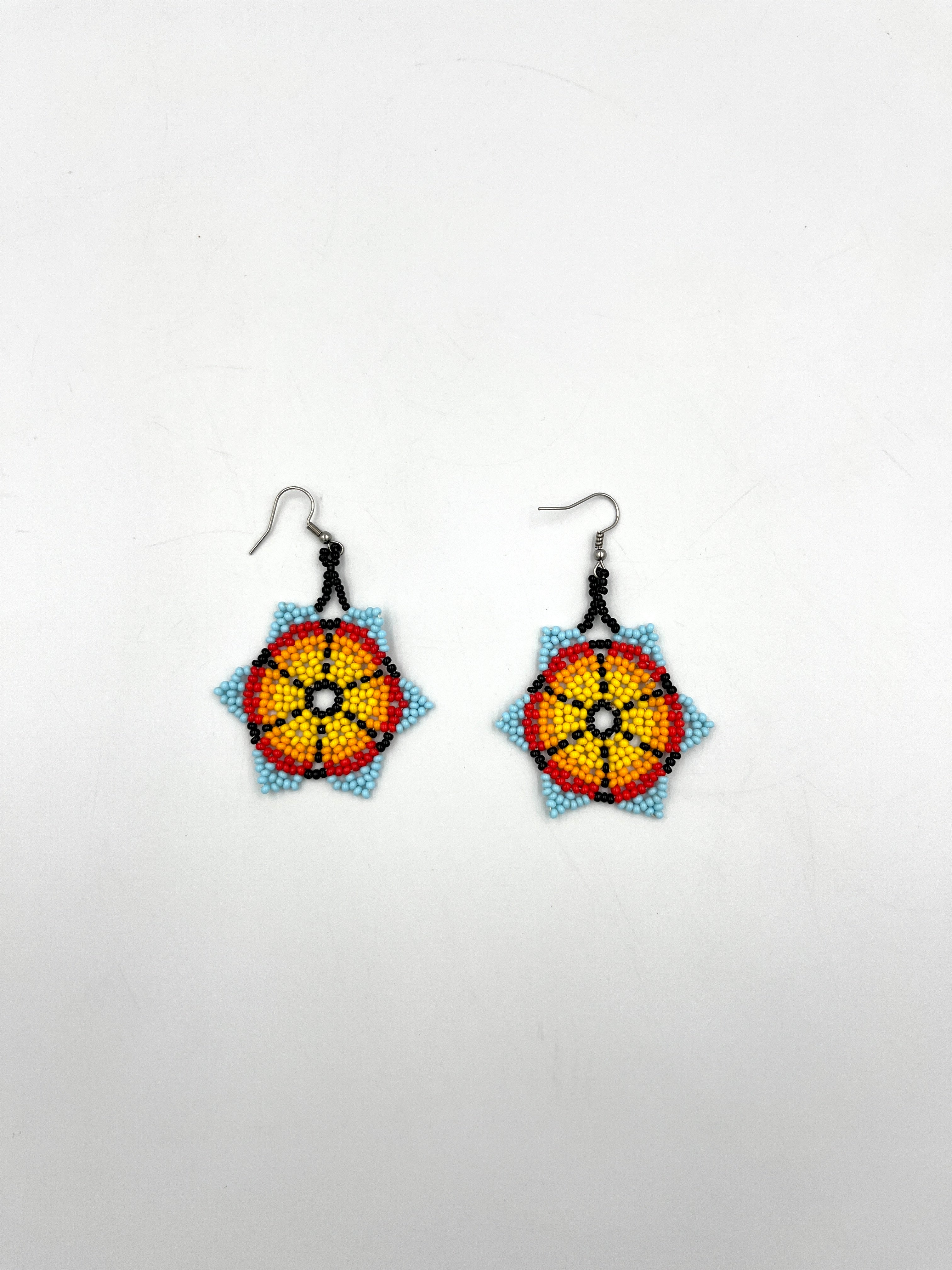 Aretes Flor Arcoíris Mostacilla Sintética - Diseño Multicolor Artesanal
