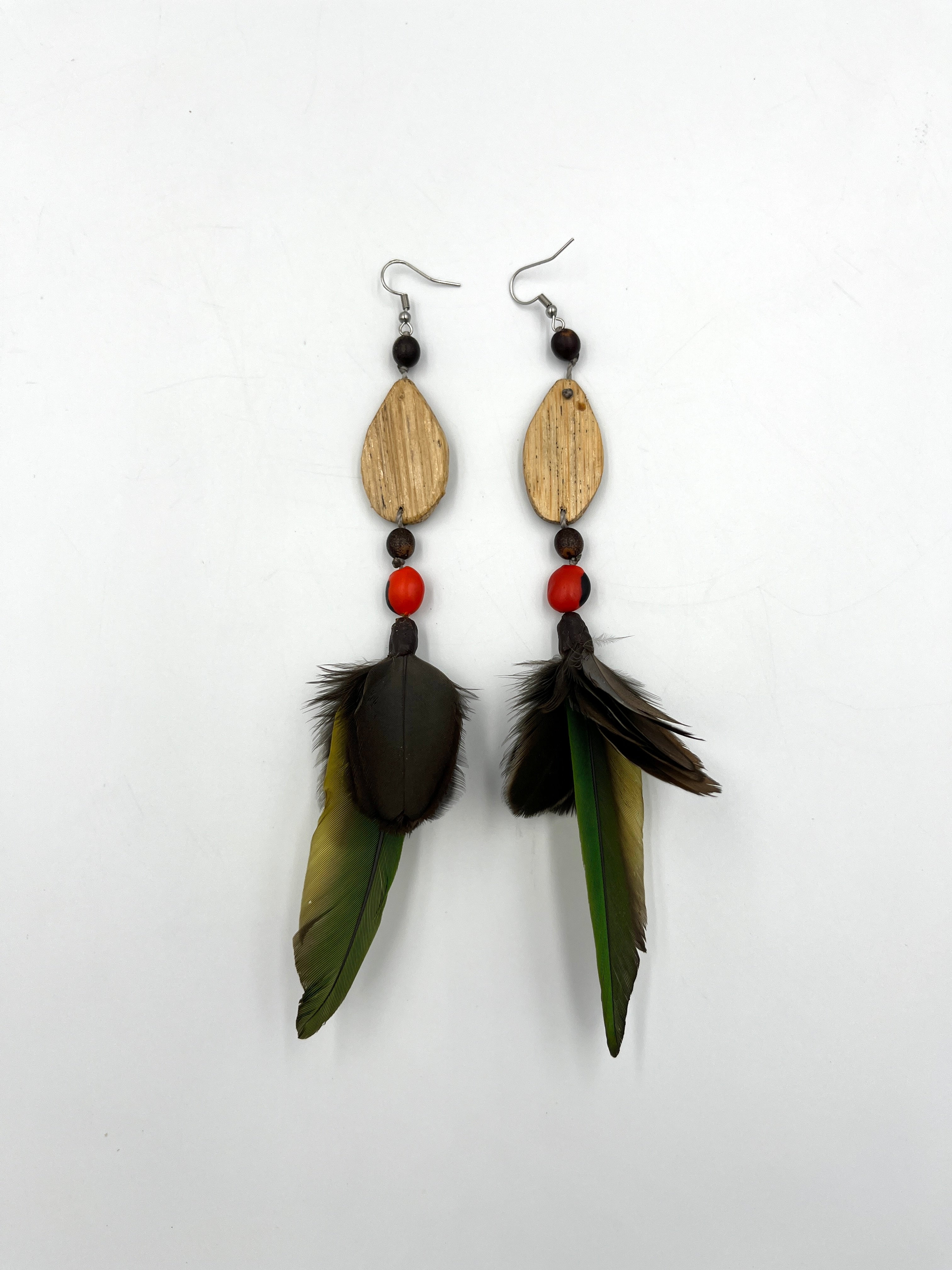 Arte Decorativo Madera, Huayruro y Plumas Guacamayo - Artesanía Amazónica
