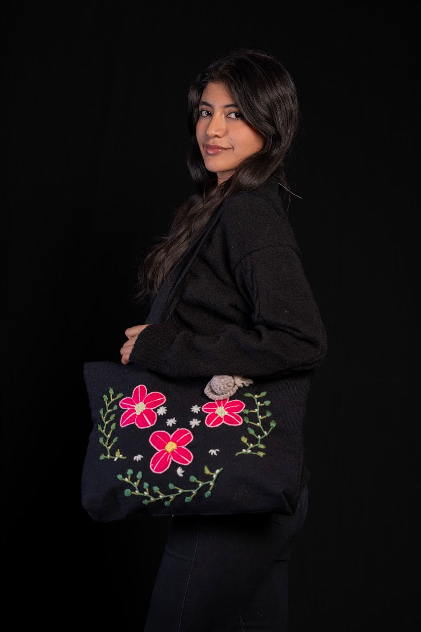 Bolso Artesanal de Telar a Cintura con Bordado de Flores
