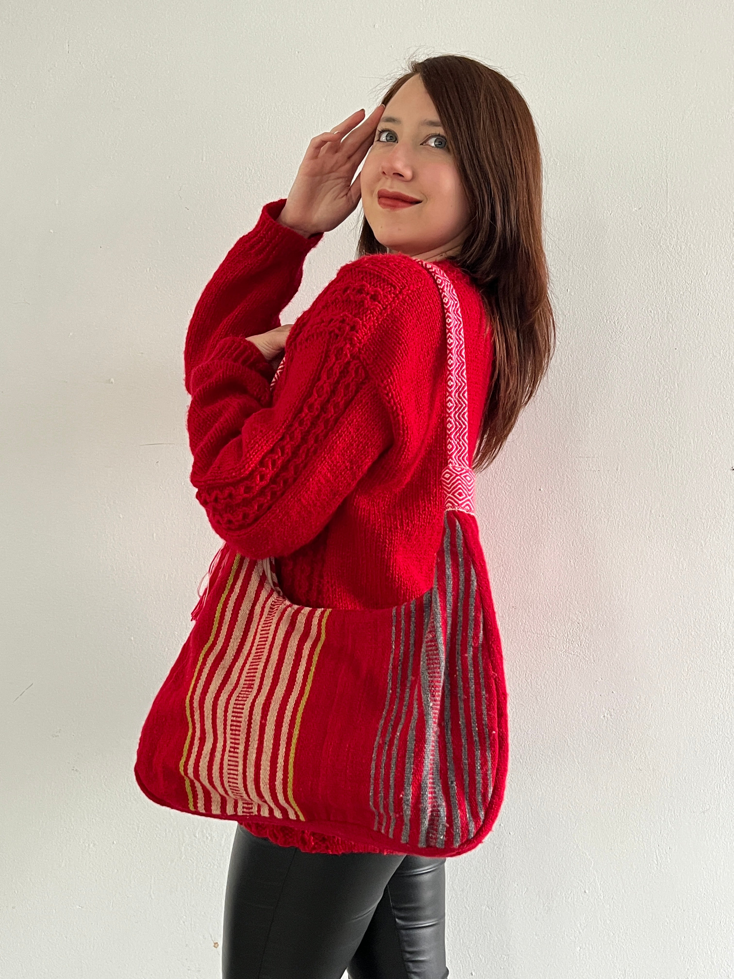 Bolso de Lana de Oveja Tejido en Telar de Cintura – Rayas Rojo, Beige y Gris con Asa de Faja Tradicional