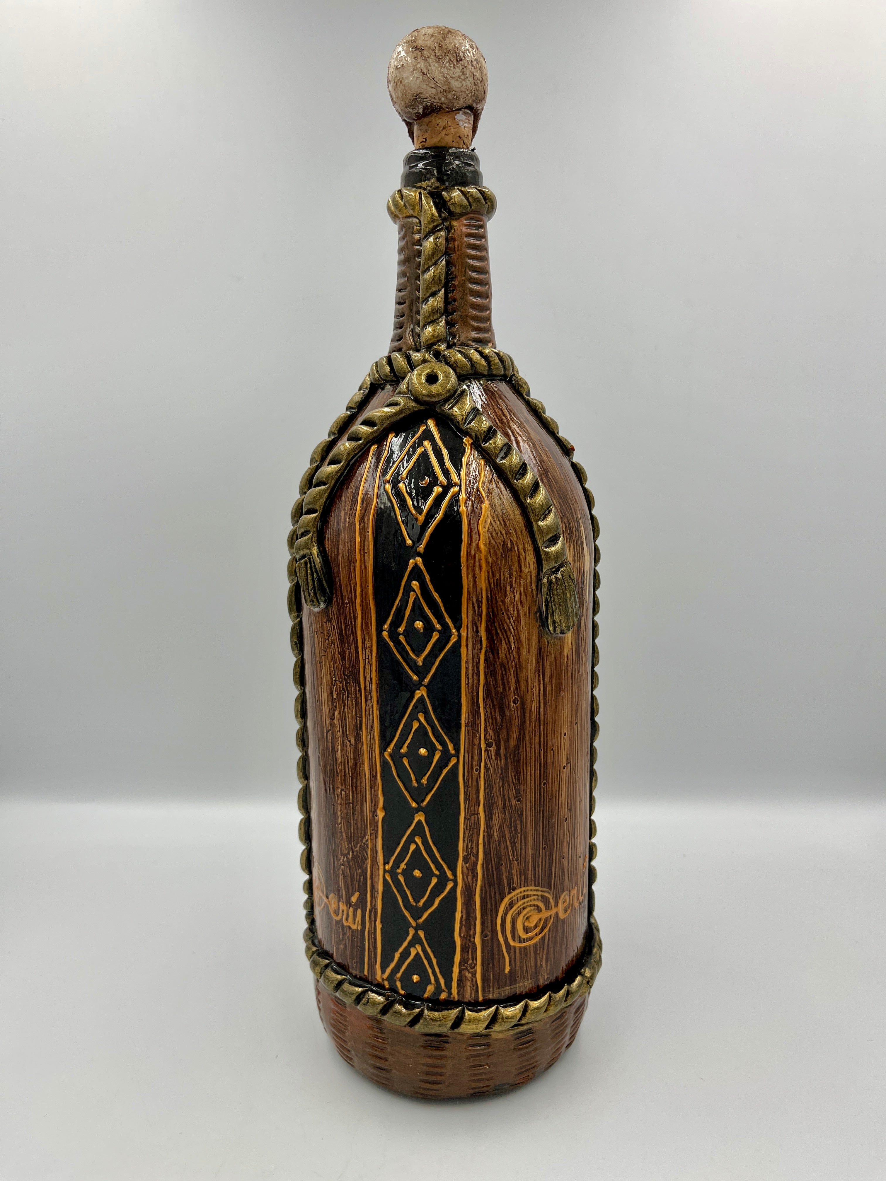 Botella Decorativa de Vidrio con Diseño de Sarcófagos de Karajía en Madera y Cerámica al Frío
