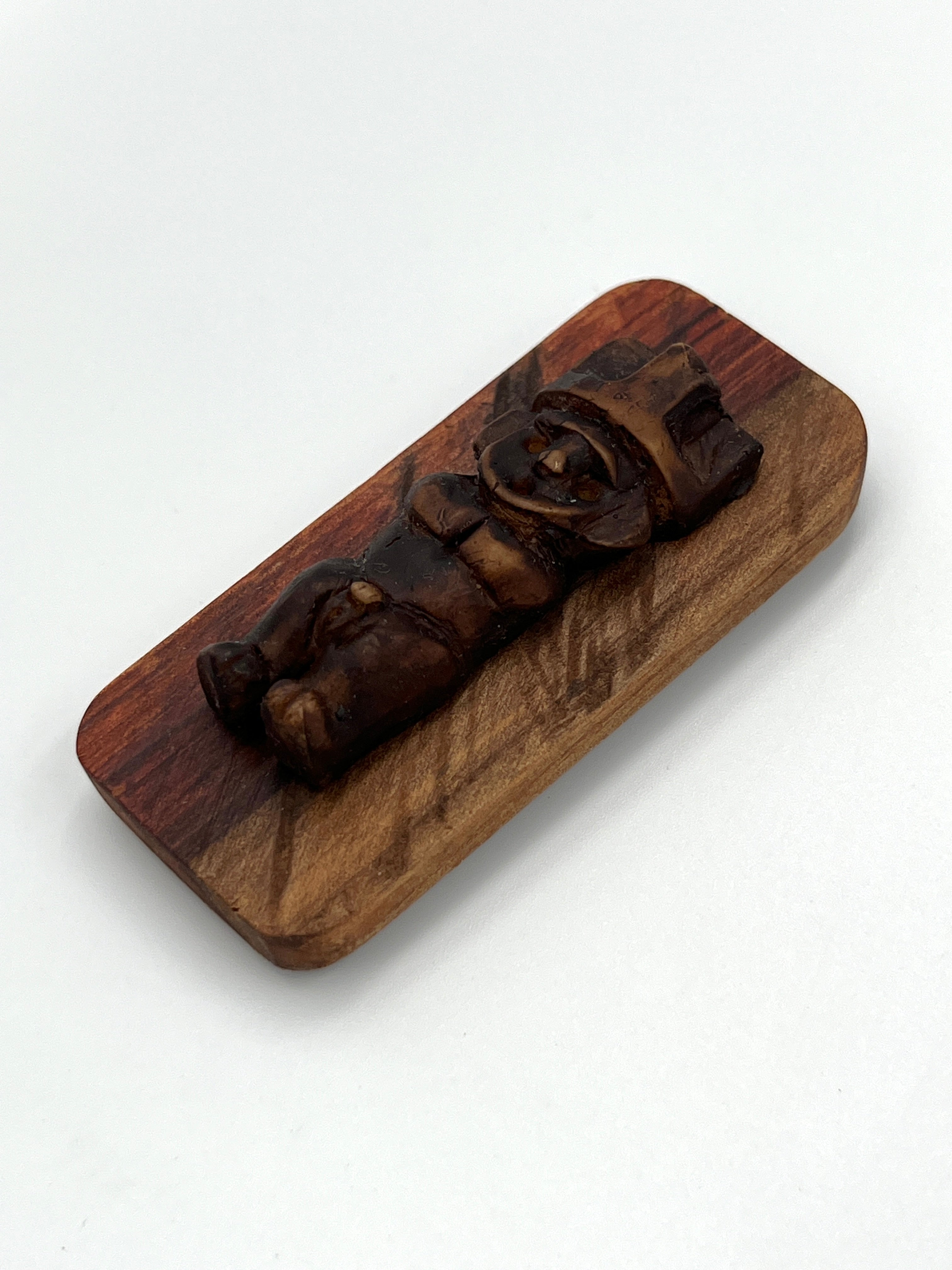 Imán Decorativo Artesanal de Madera y Cerámica