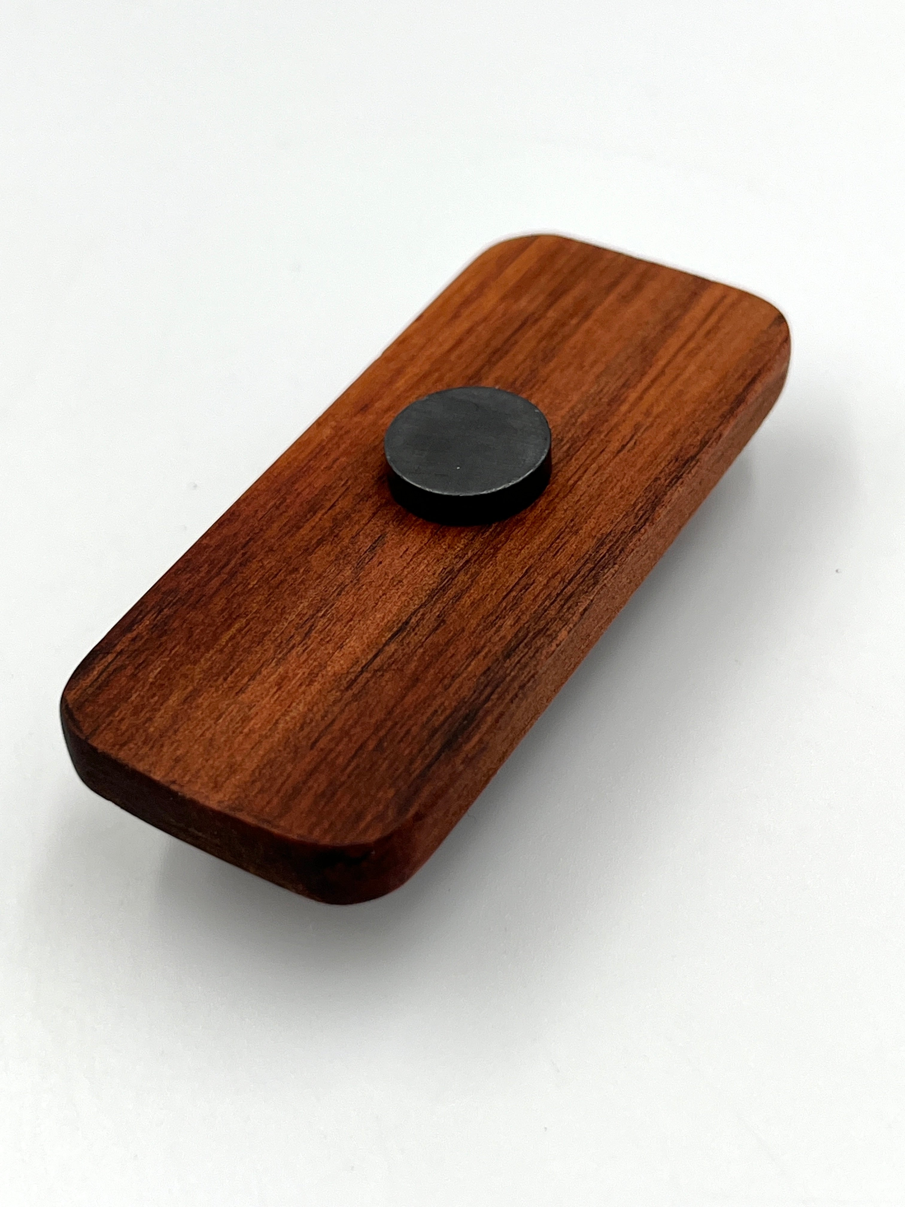 Imán Decorativo Artesanal de Madera y Cerámica