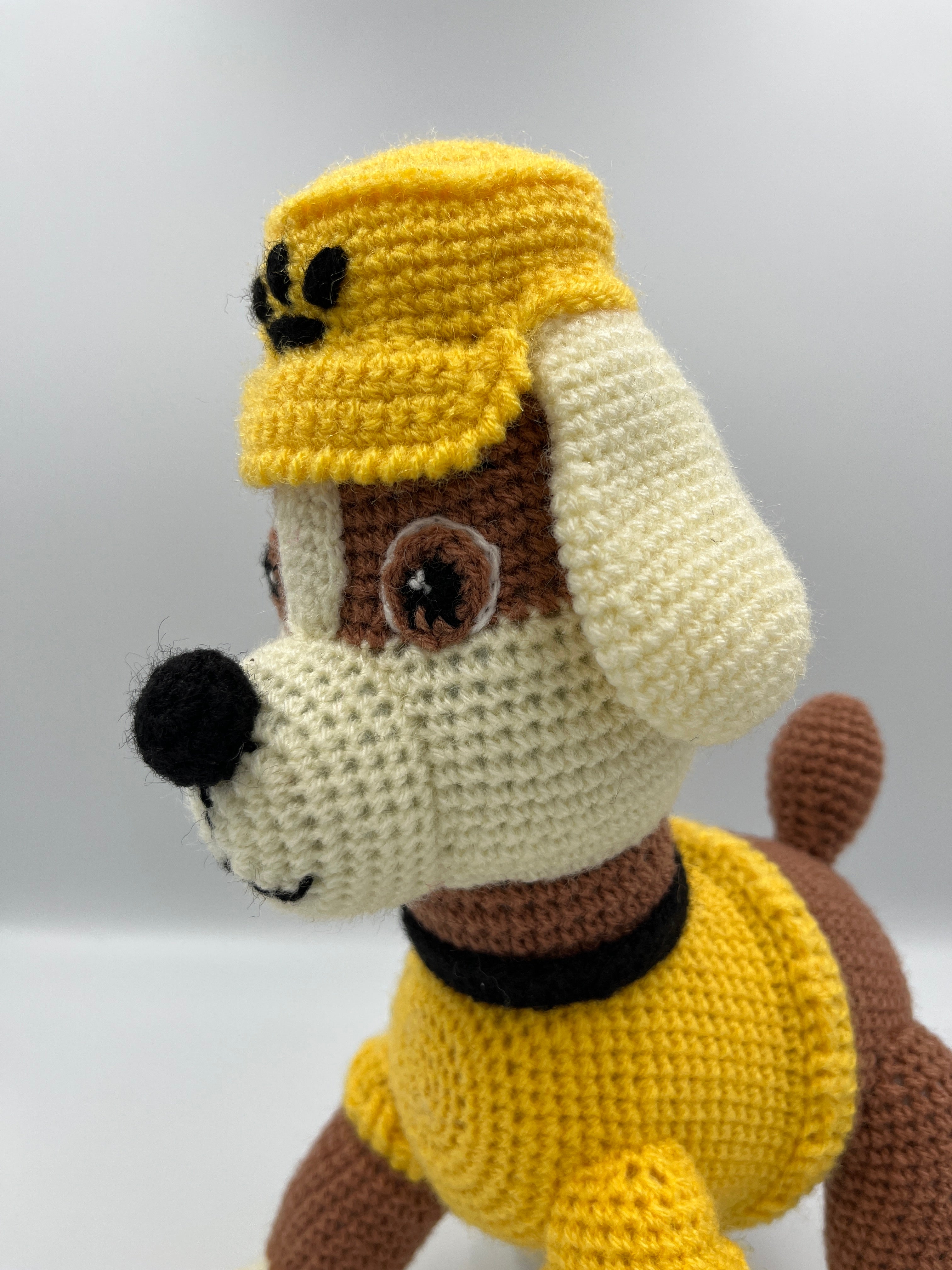 Amigurumi Rubble – Perrito de Paw Patrol Tejido a Mano en Algodón Antialérgico (35 cm)