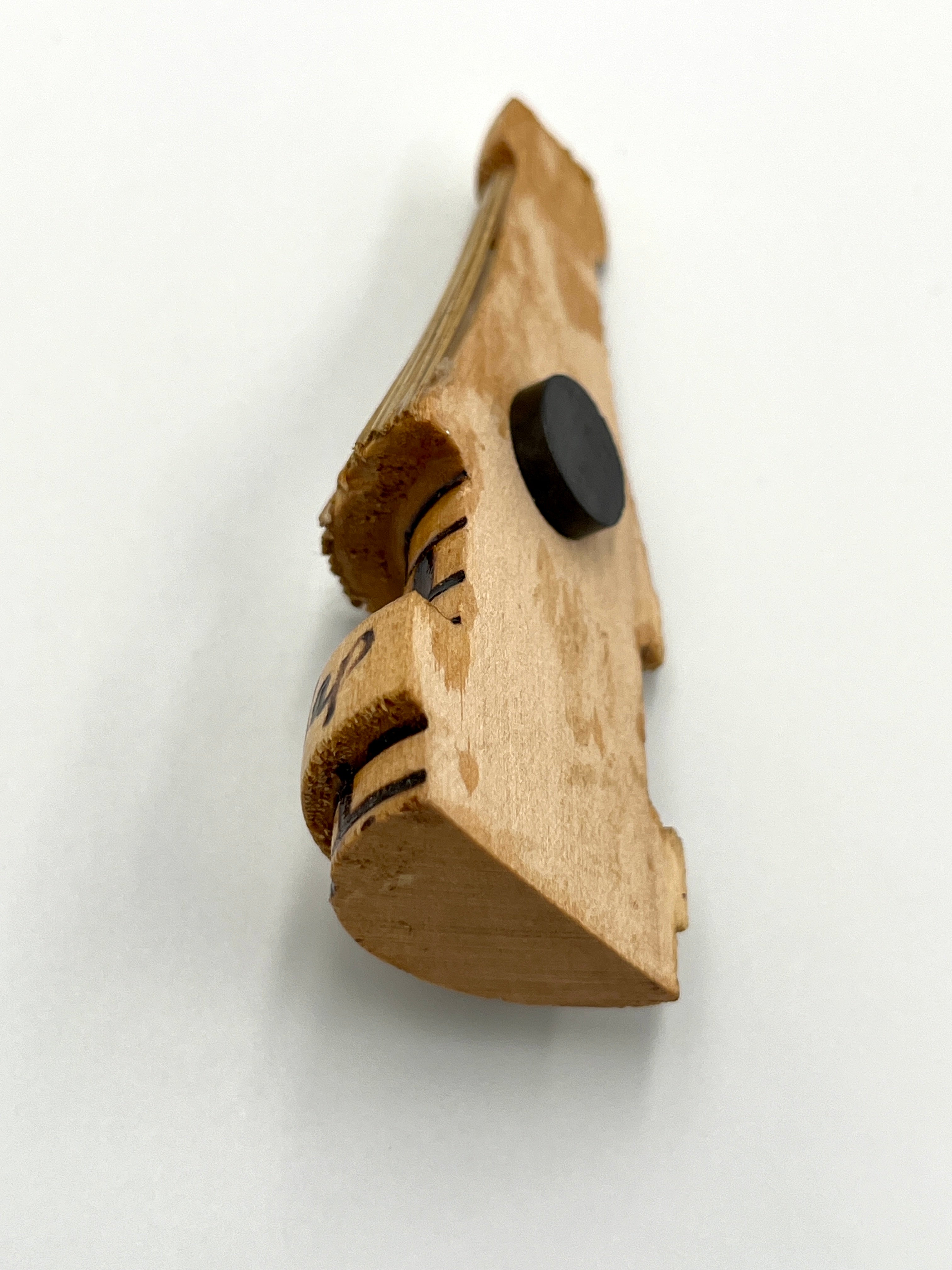 Imán de Choza Kuélap – Artesanía en Madera Pintada a Mano