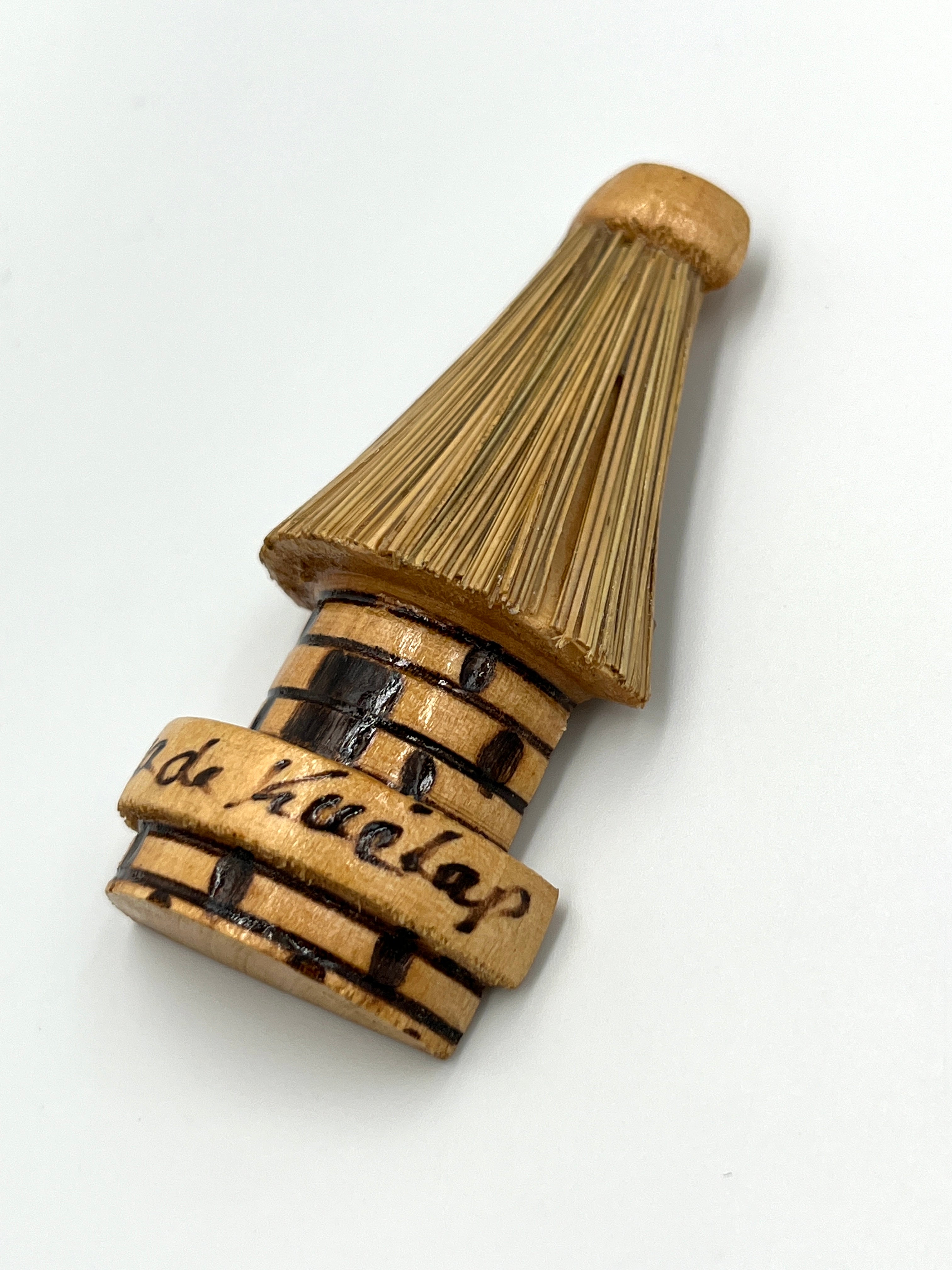 Imán de Choza Kuélap – Artesanía en Madera Pintada a Mano