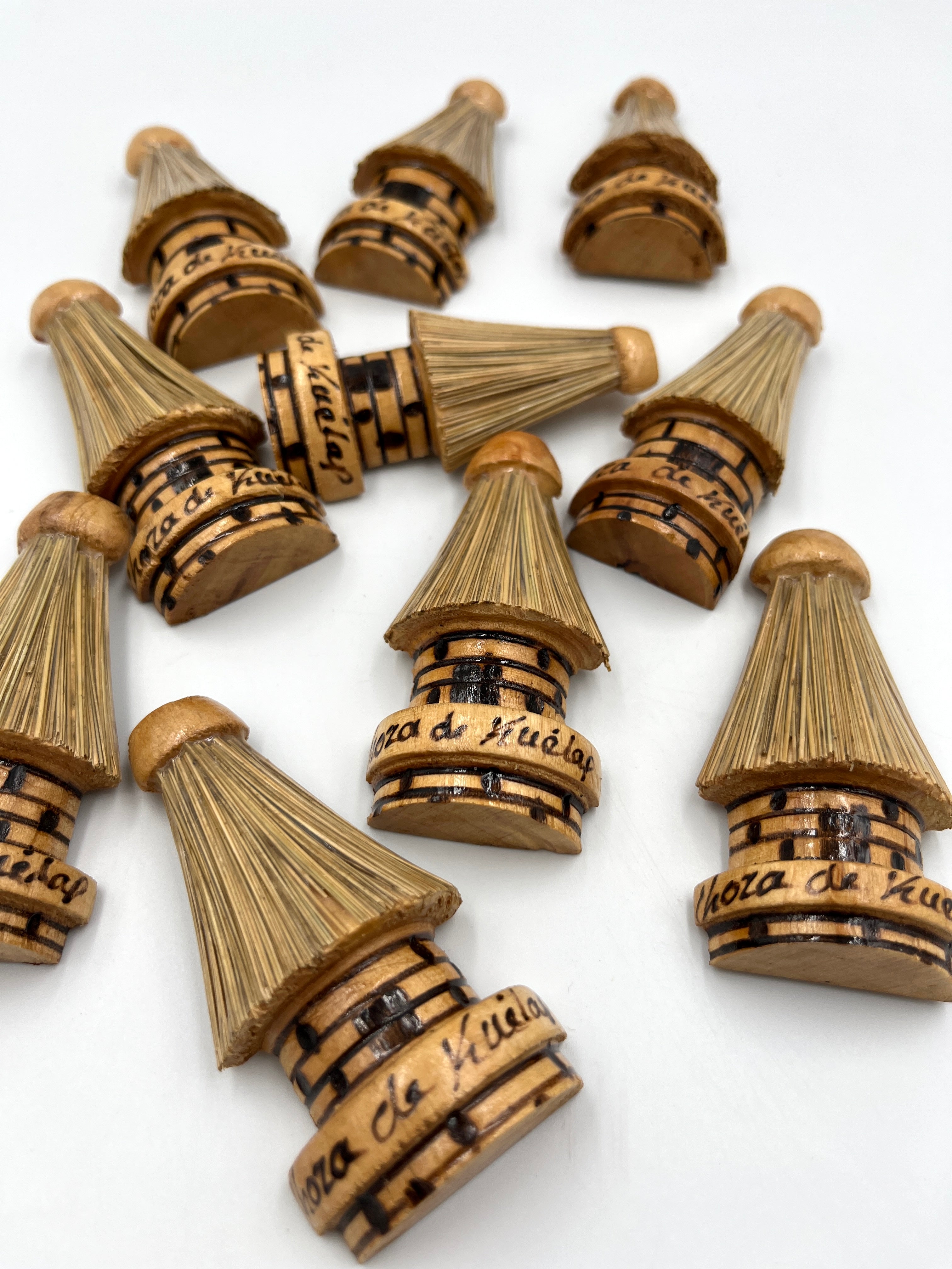 Imán de Choza Kuélap – Artesanía en Madera Pintada a Mano