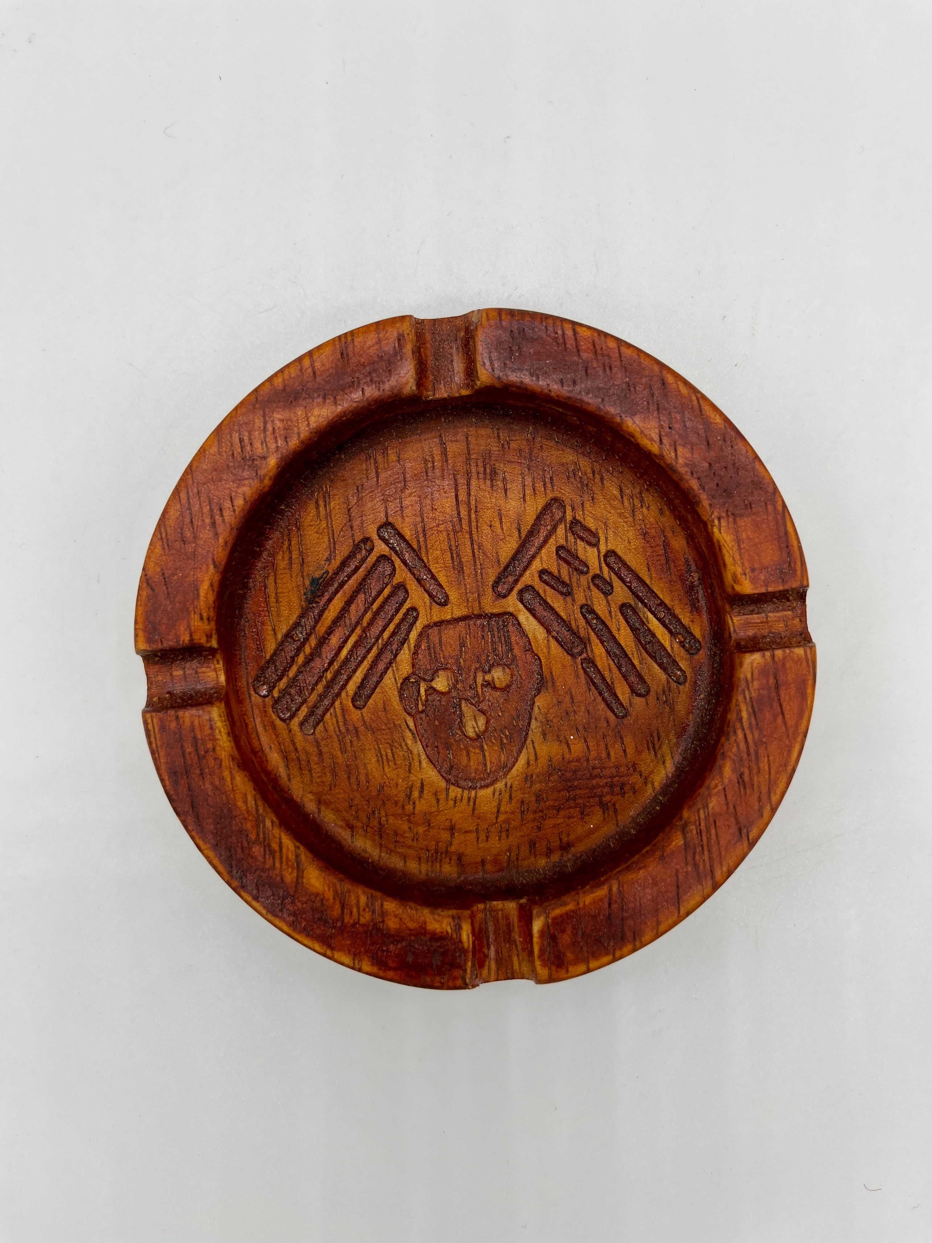 Cenicero de Madera con Iconografía