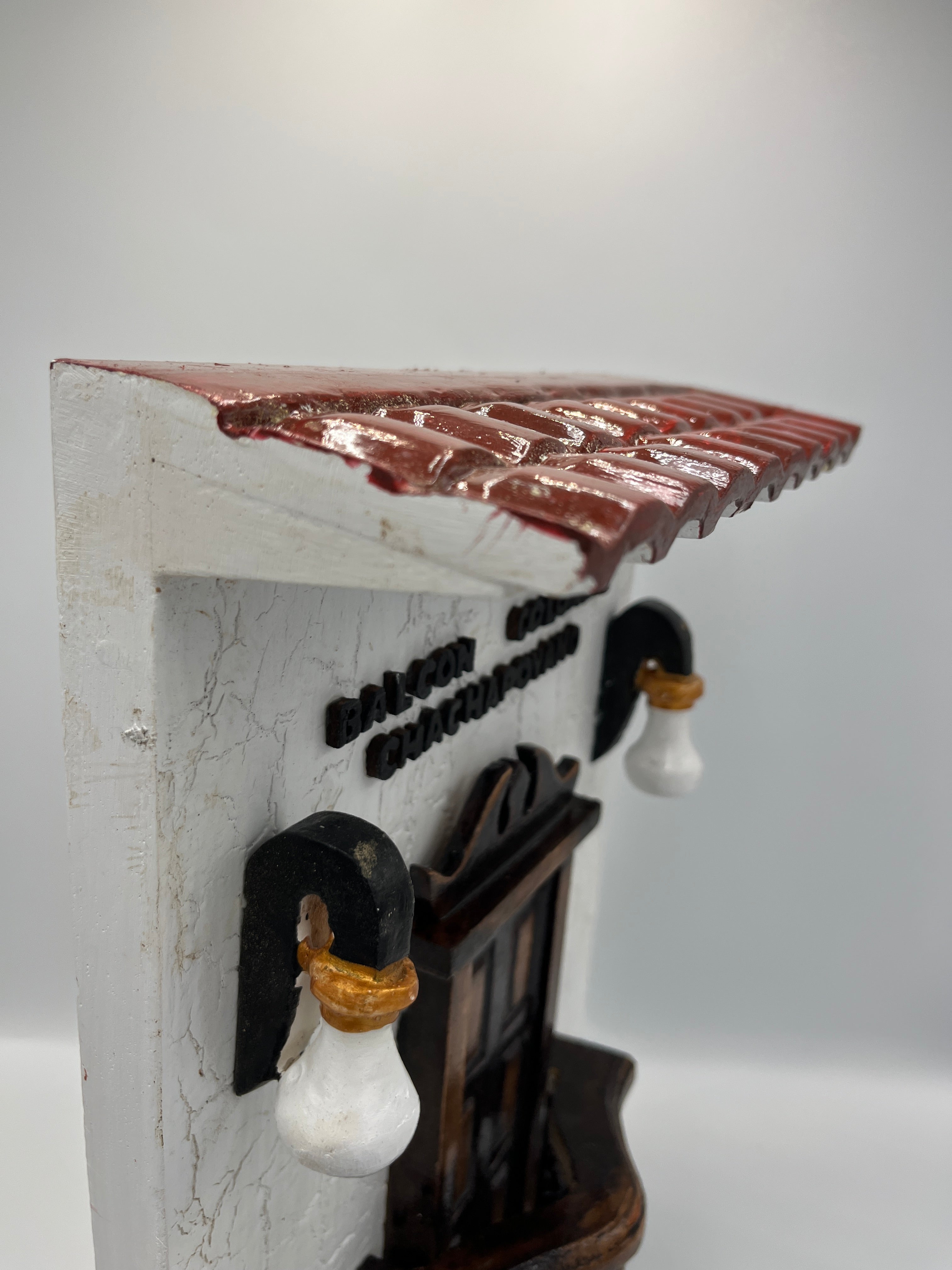 Balcón Chachapoyano de Madera con Acabado Craquelado