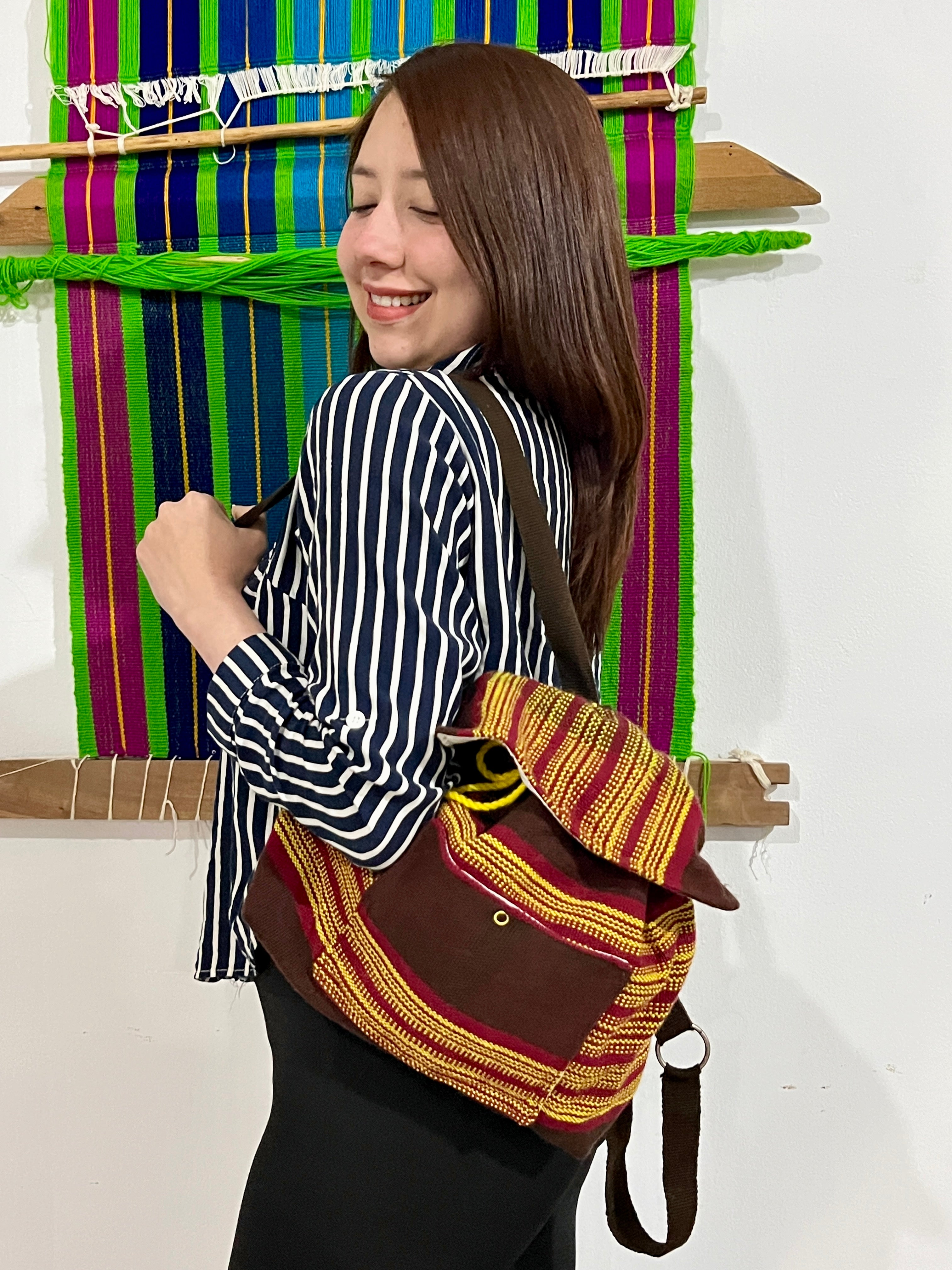 Mochila Artesanal en Telar de Cintura con Hilo Industrial – Colores Marrón, Amarillo y Guinda