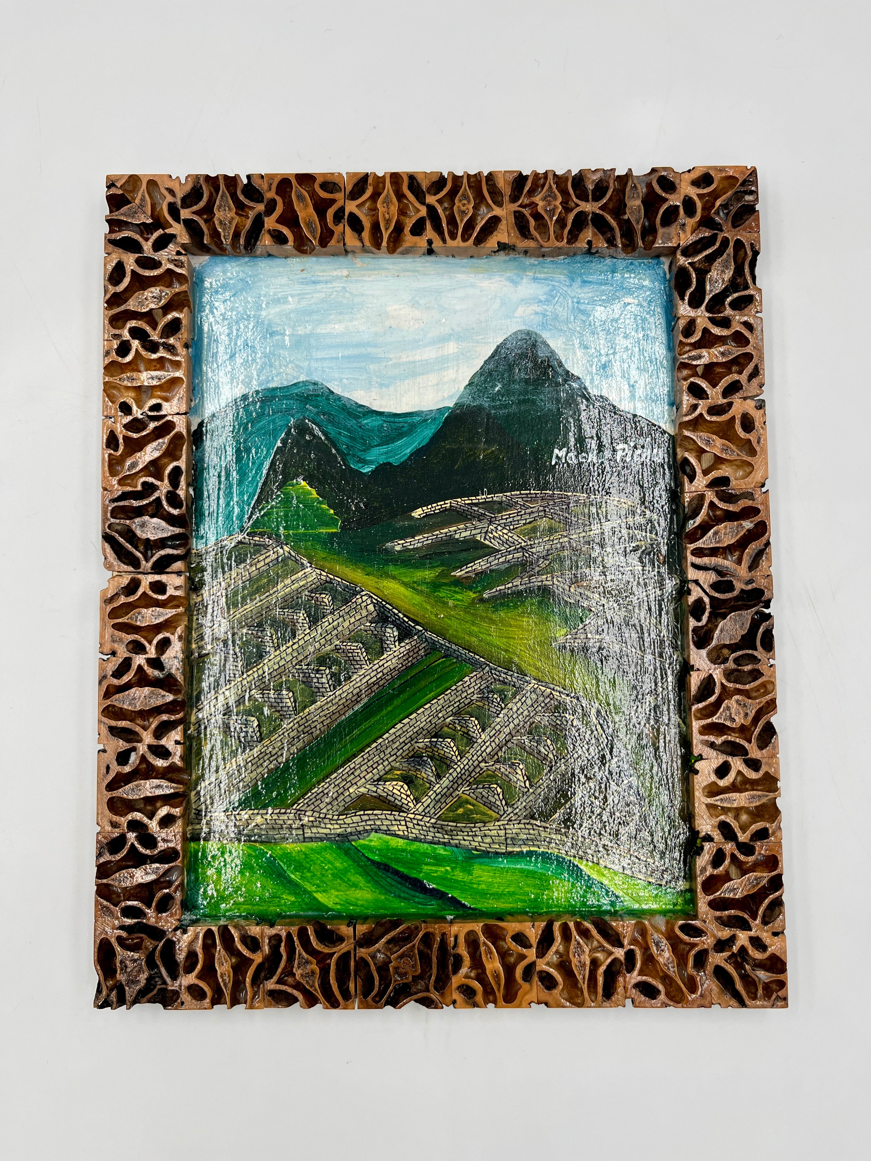 Cuadro Decorativo Machu Picchu Pintado a Mano con Marco de Semillas de Nogal