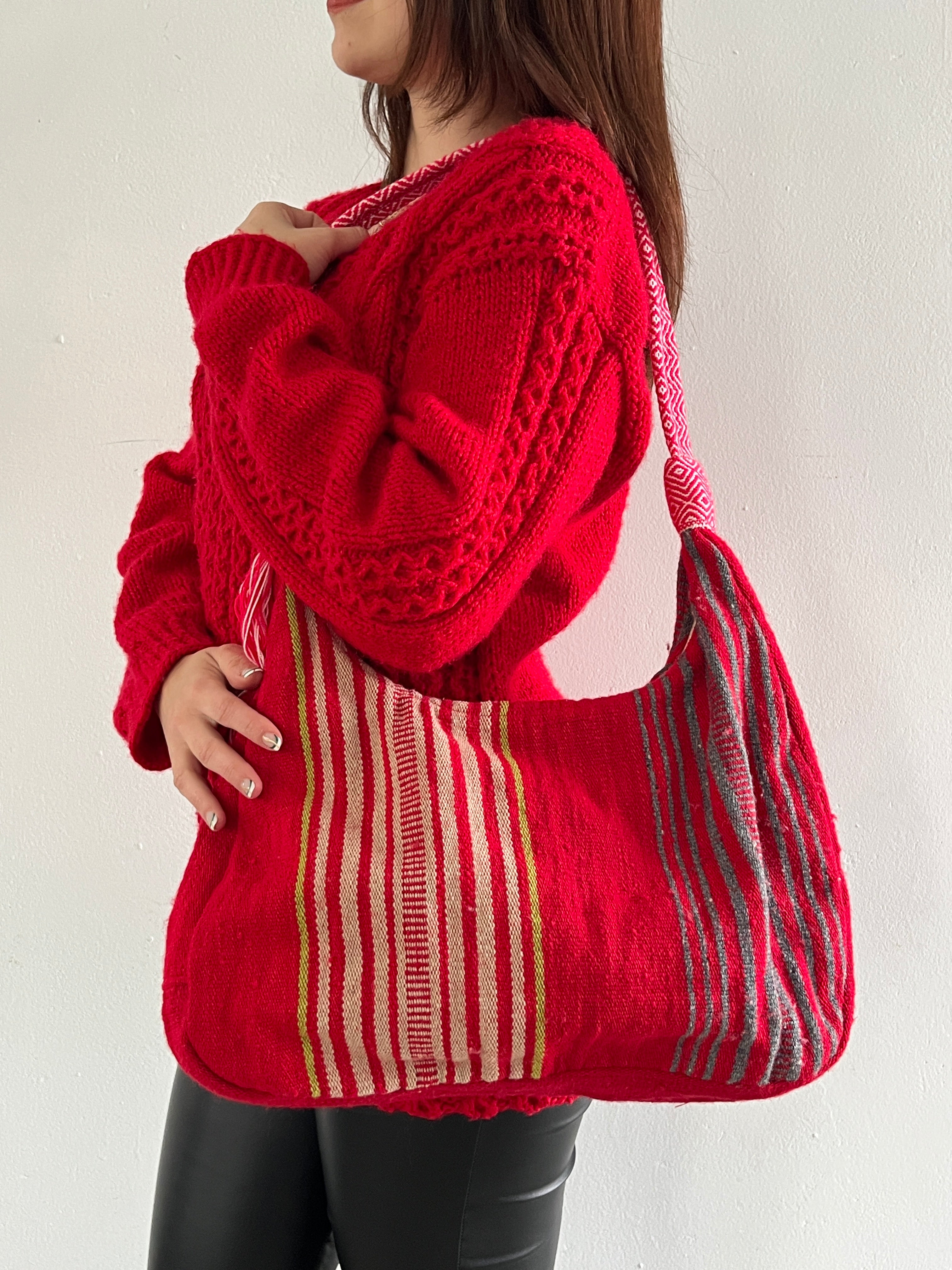 Bolso de Lana de Oveja Tejido en Telar de Cintura – Rayas Rojo, Beige y Gris con Asa de Faja Tradicional