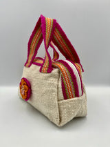Cartera de Mano de Lana de Oveja Color Crema y Fucsia con Aplique de Flor – Tejido Artesanal
