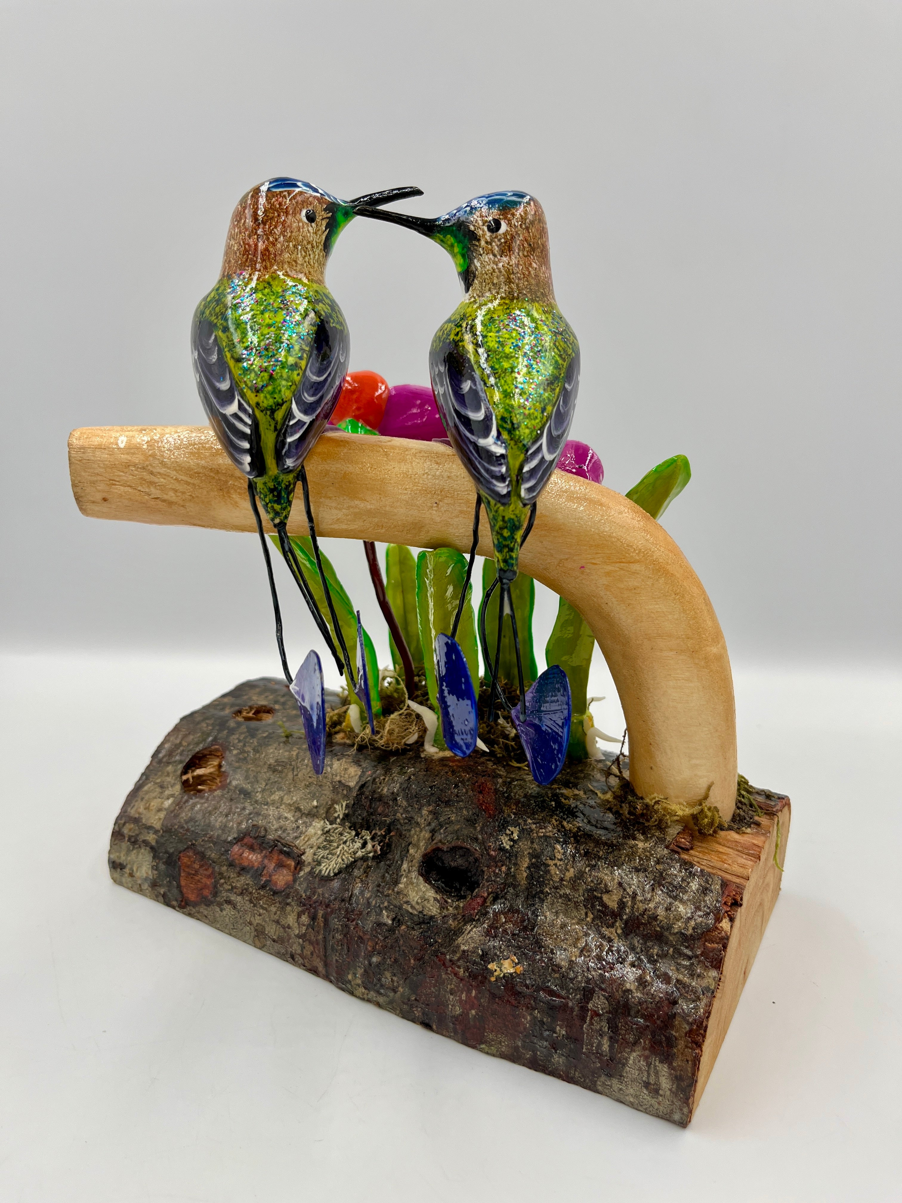Porta lapicero de madera con colibríes Cola de Espátula y orquídeas
