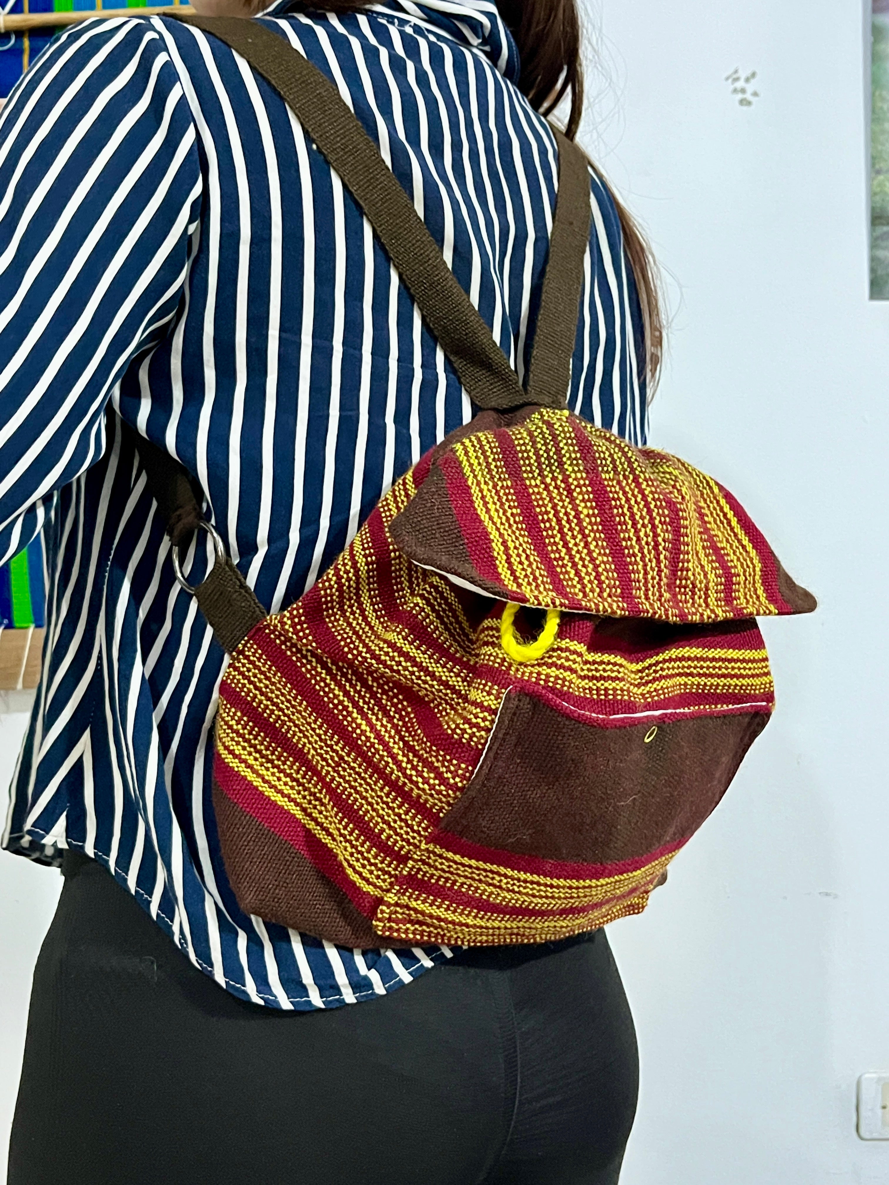 Mochila Artesanal en Telar de Cintura con Hilo Industrial – Colores Marrón, Amarillo y Guinda