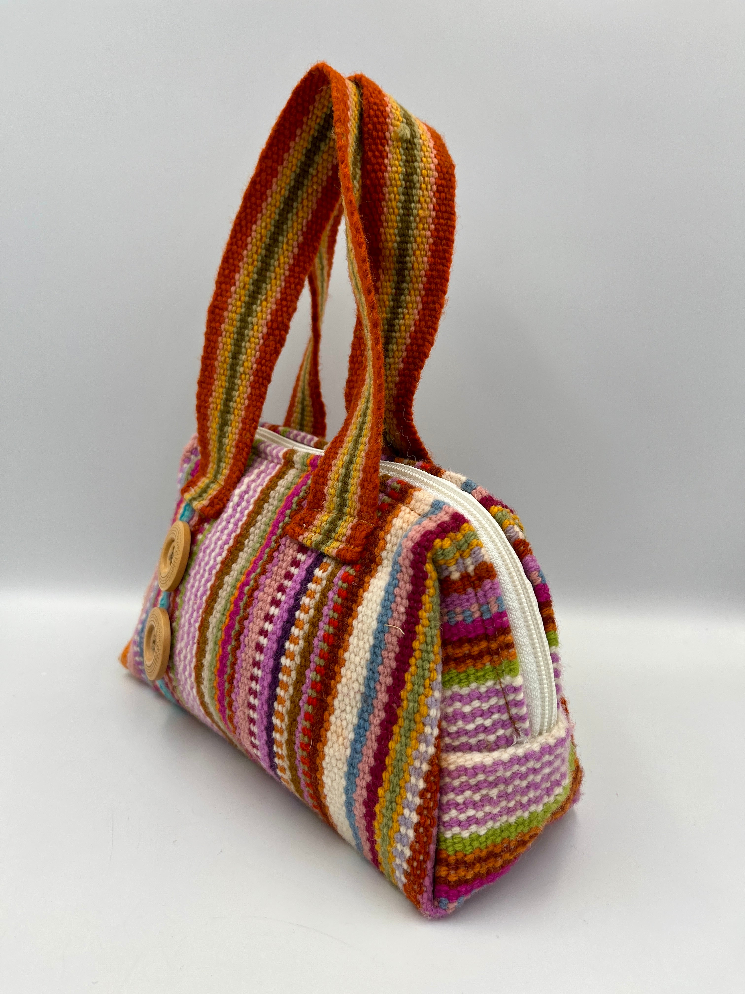Cartera de Mano de Lana de Oveja con Diseño de Rayas y Botones de Madera