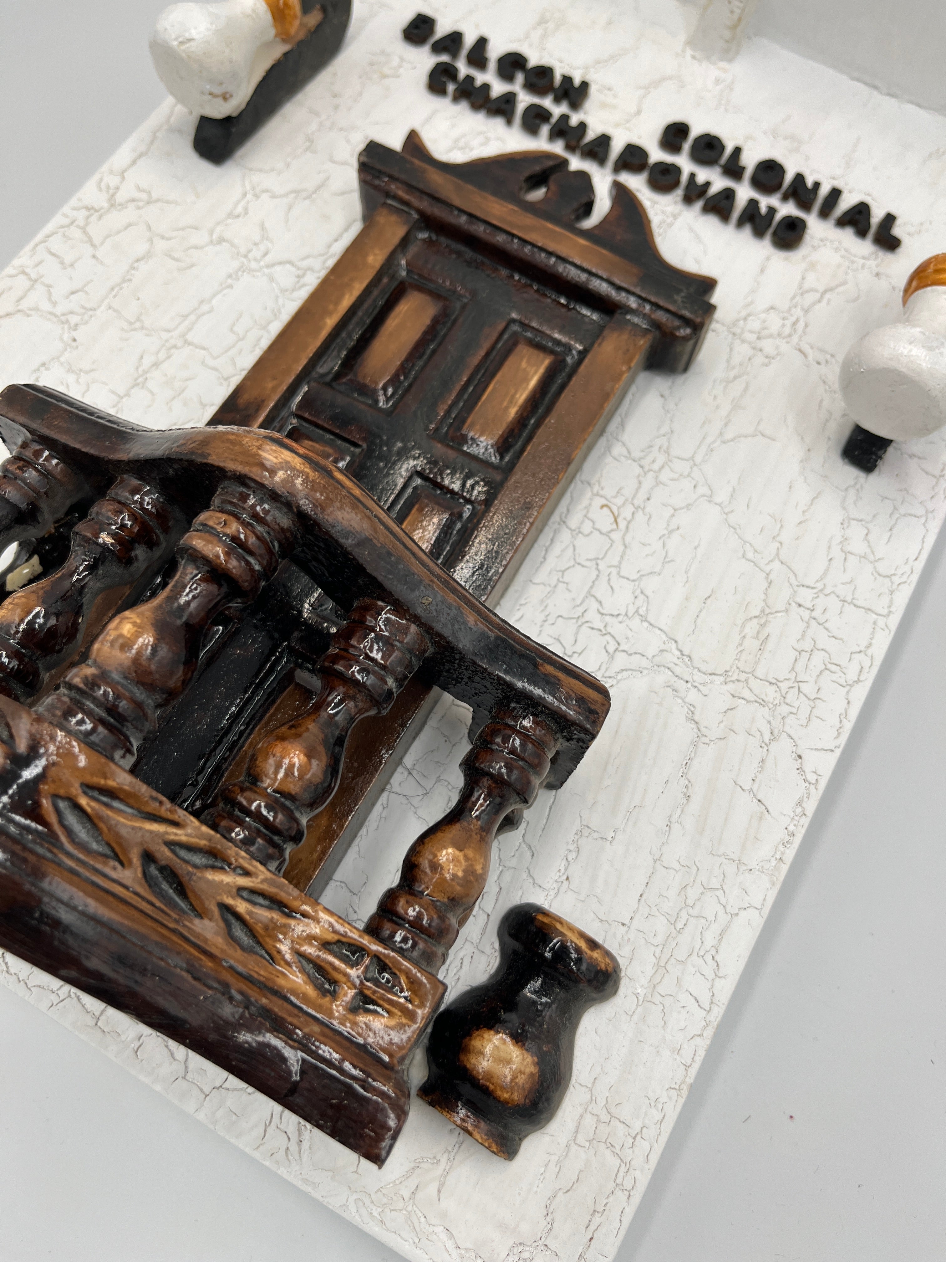 Balcón Chachapoyano de Madera con Acabado Craquelado