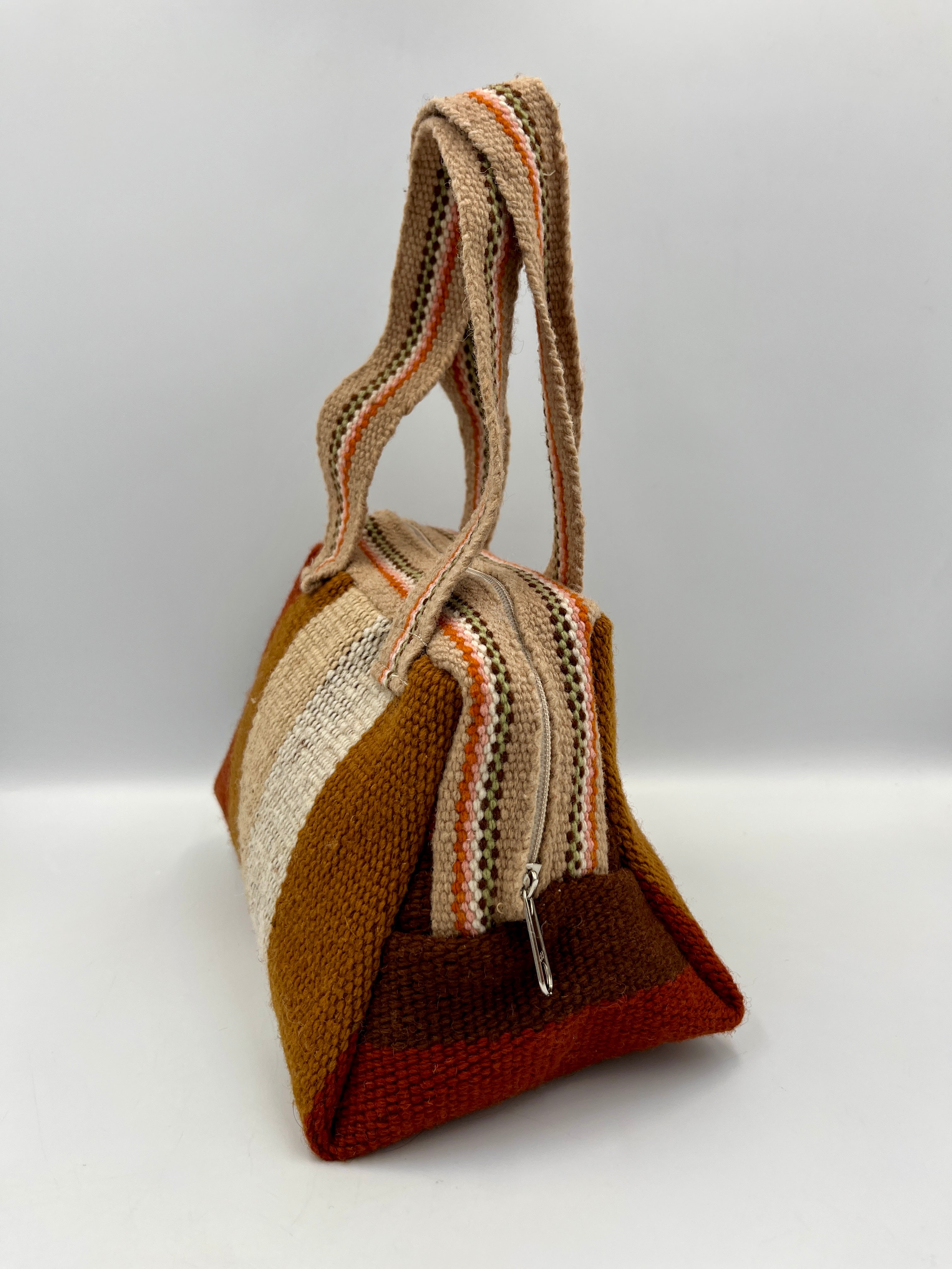 Cartera de Mano de Lana de Oveja con Rayas en Colores Ladrillo, Beige, Blanco y Marrón