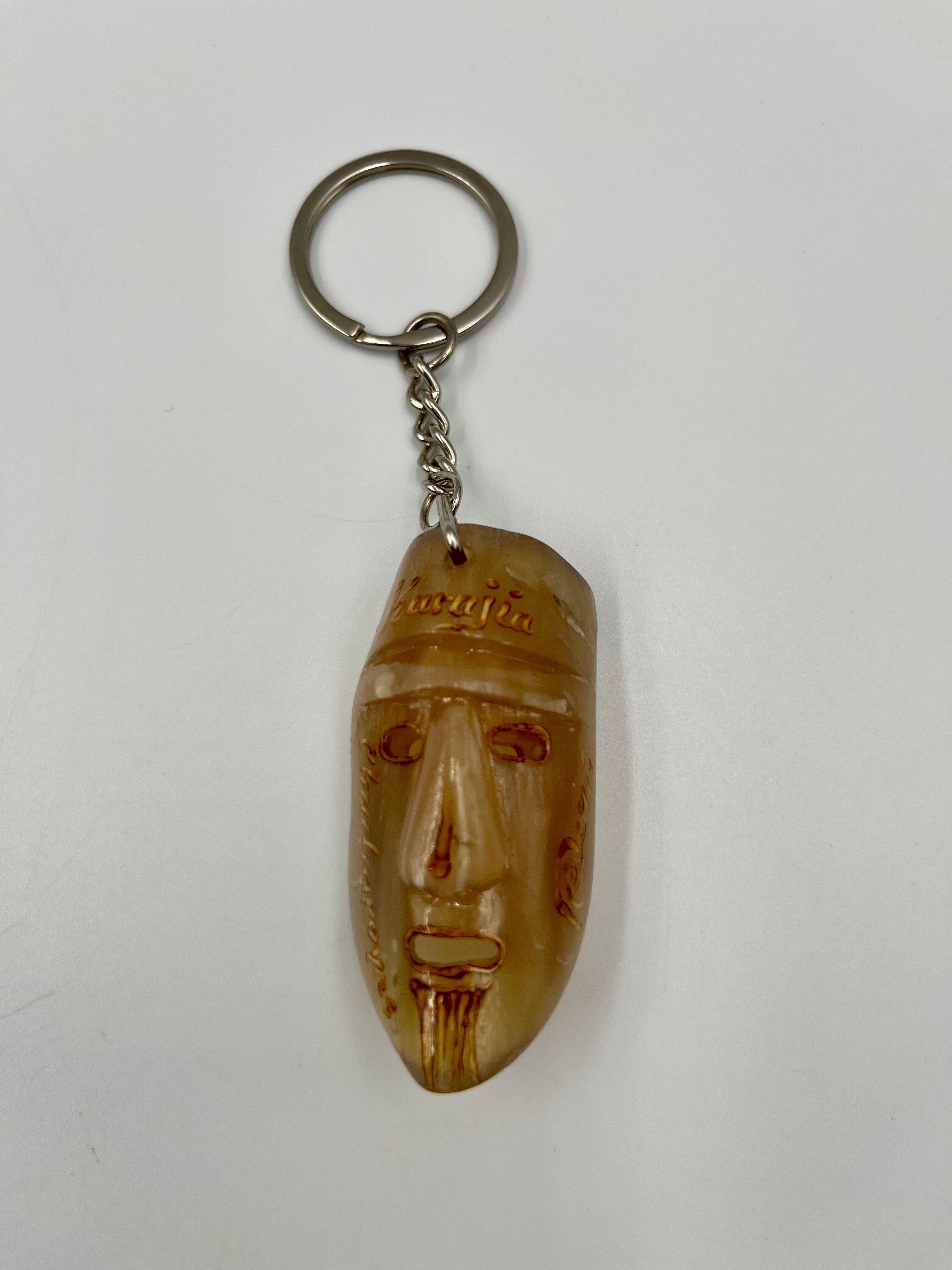 Llavero de Cacho Blanco – Máscara de Sarcófago de Karajía