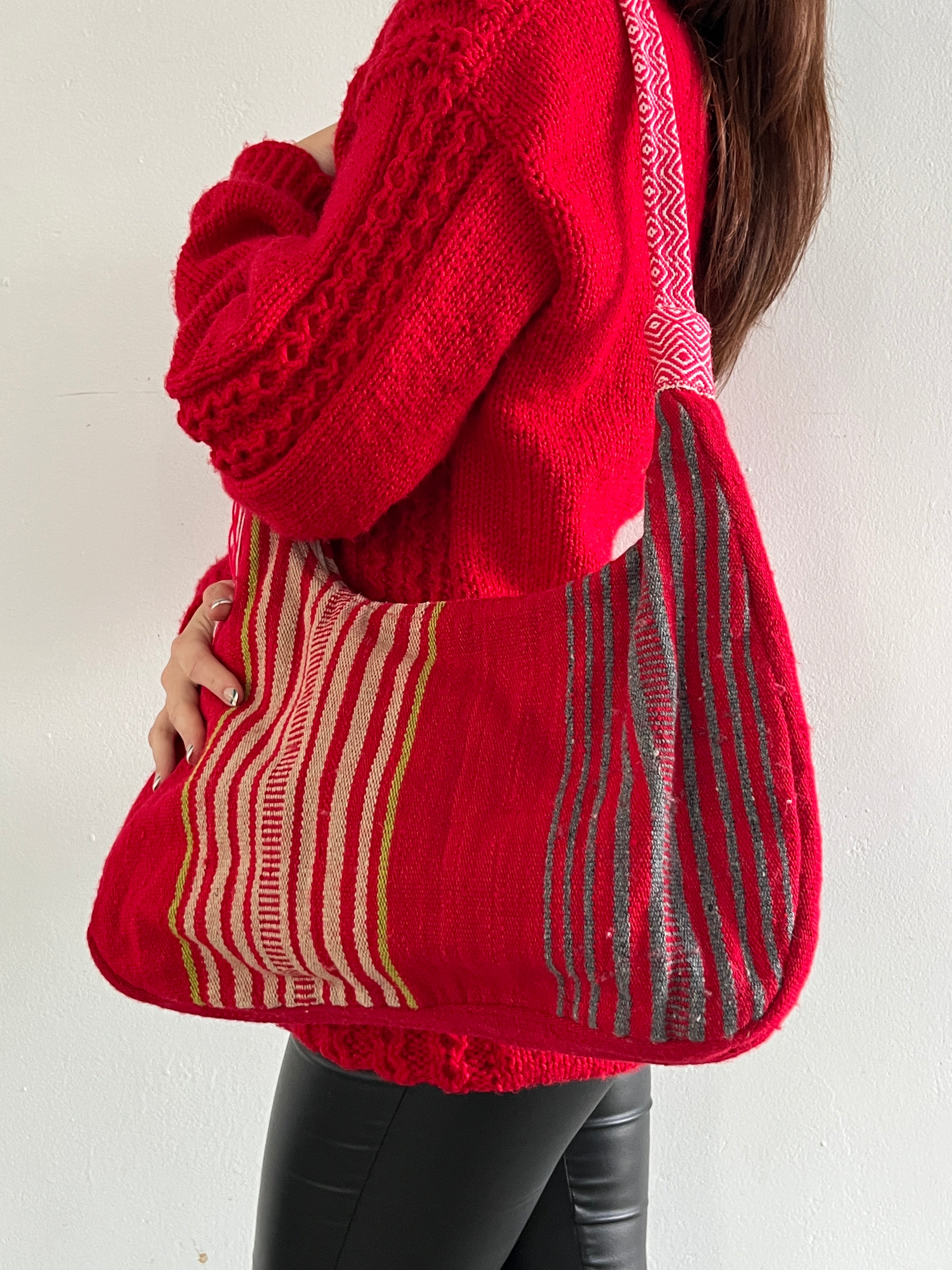 Bolso de Lana de Oveja Tejido en Telar de Cintura – Rayas Rojo, Beige y Gris con Asa de Faja Tradicional