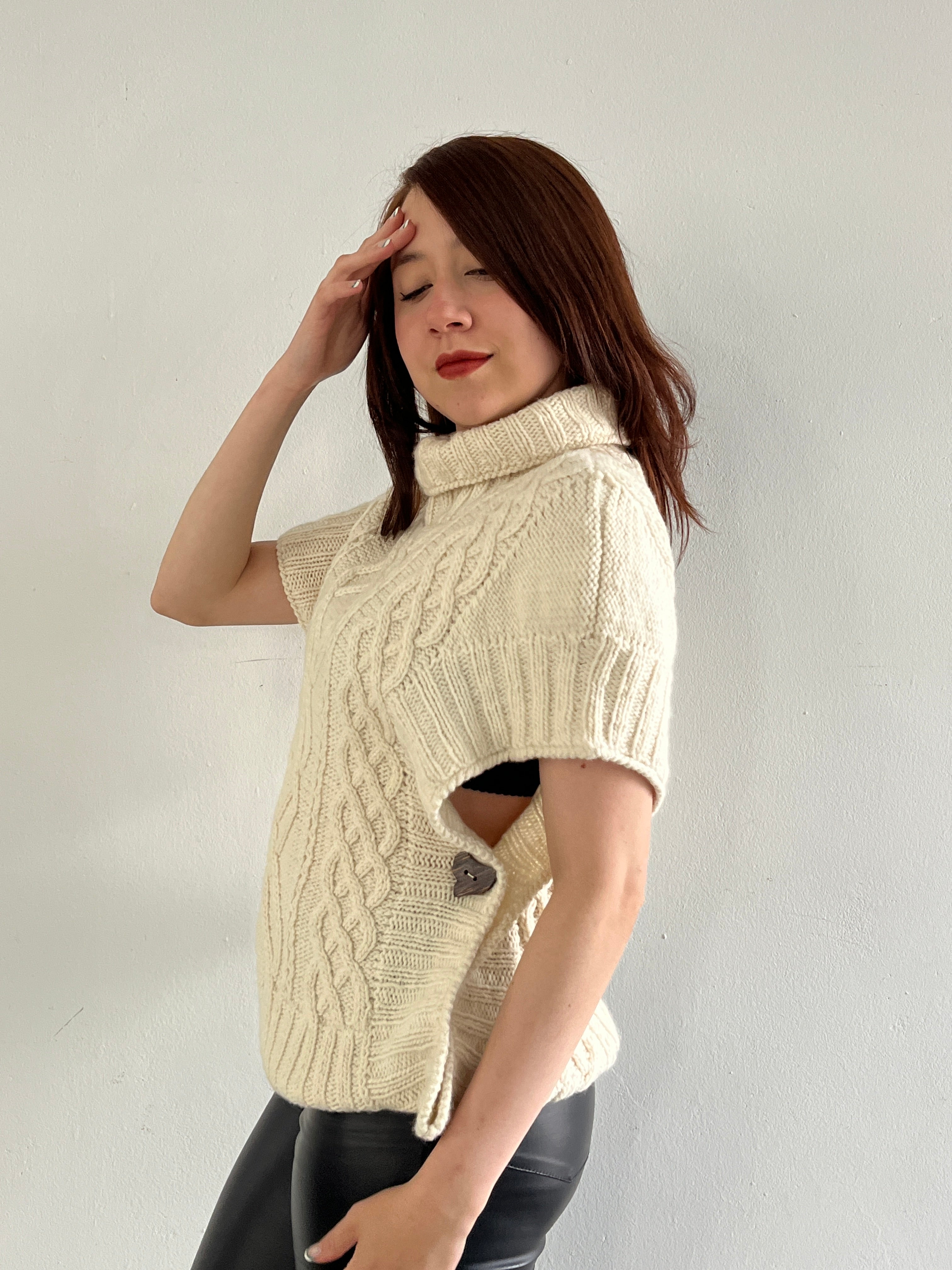 Chaleco de Lana de Oveja Peinada con Botones de Chonta – Tejido a Mano Color Crema