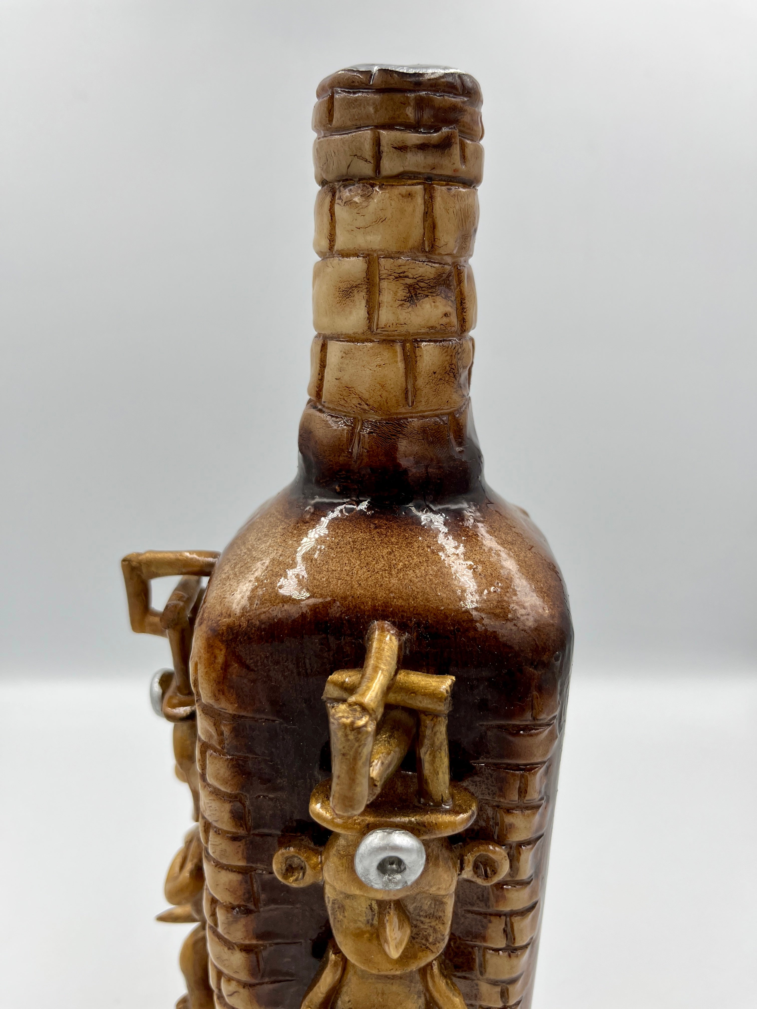 Botella Decorativa con Dos Pinchudos en Alto Relieve de Cerámica al Frío – 500 ml