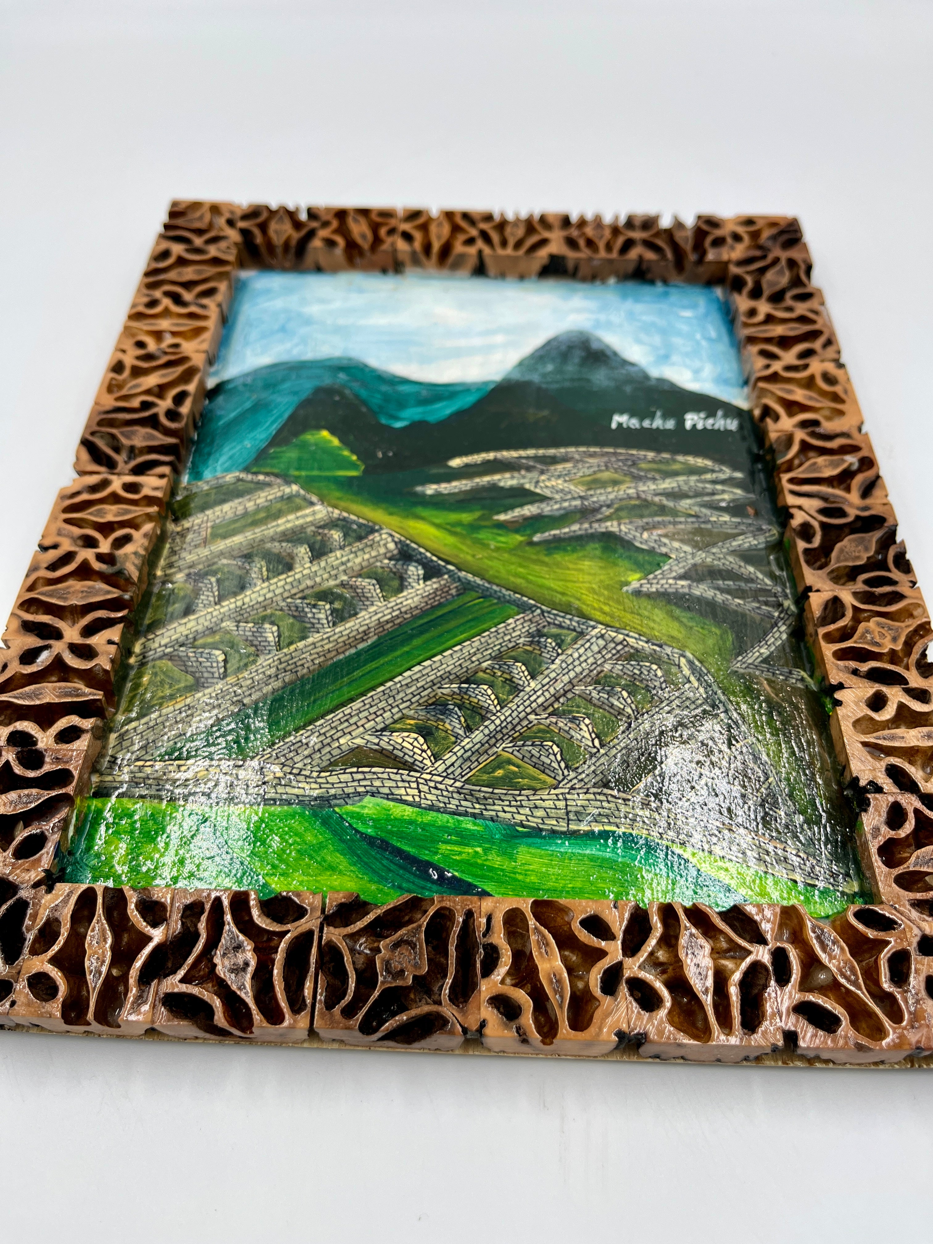 Cuadro Decorativo Machu Picchu Pintado a Mano con Marco de Semillas de Nogal