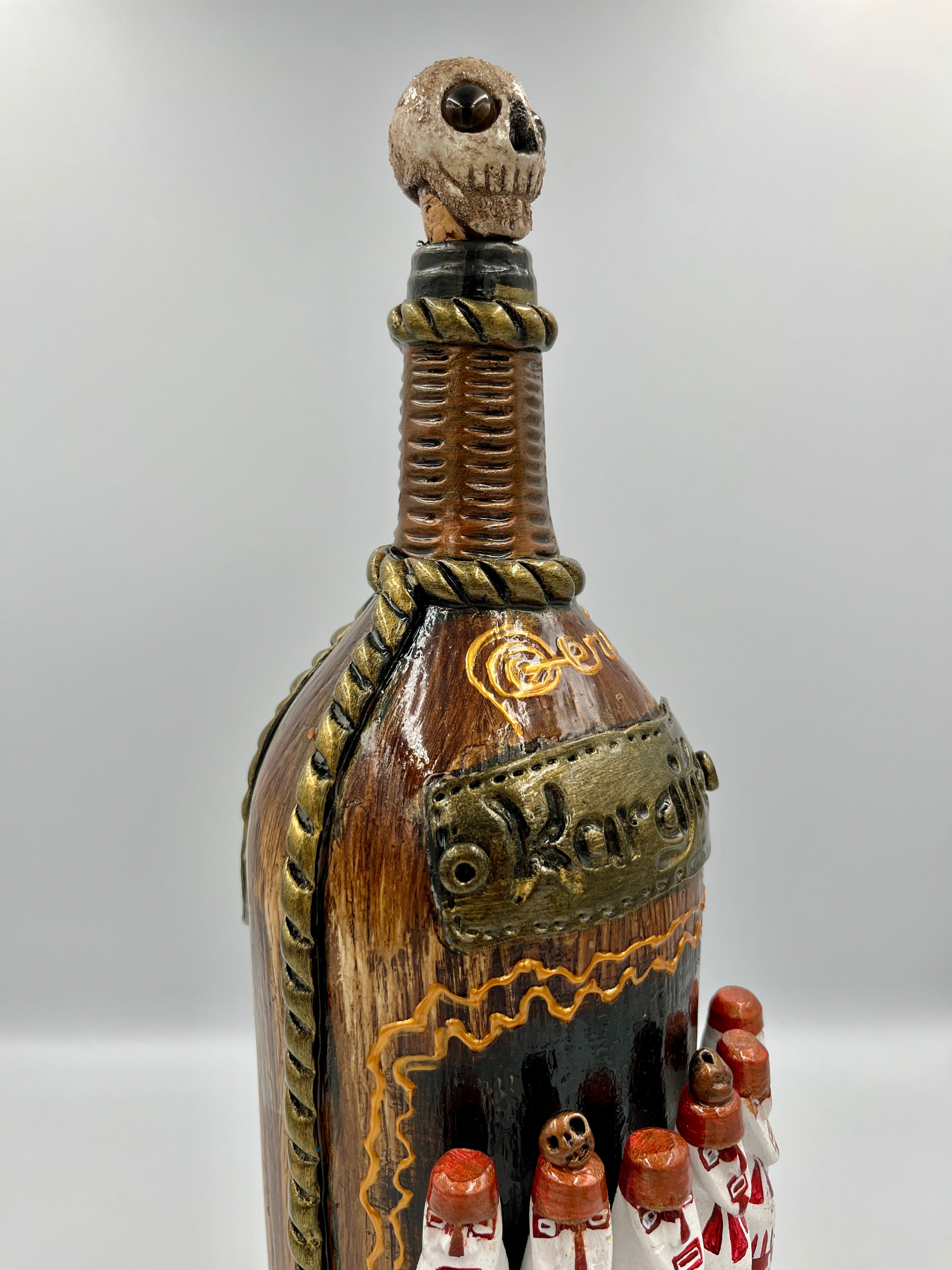 Botella Decorativa de Vidrio con Diseño de Sarcófagos de Karajía en Madera y Cerámica al Frío