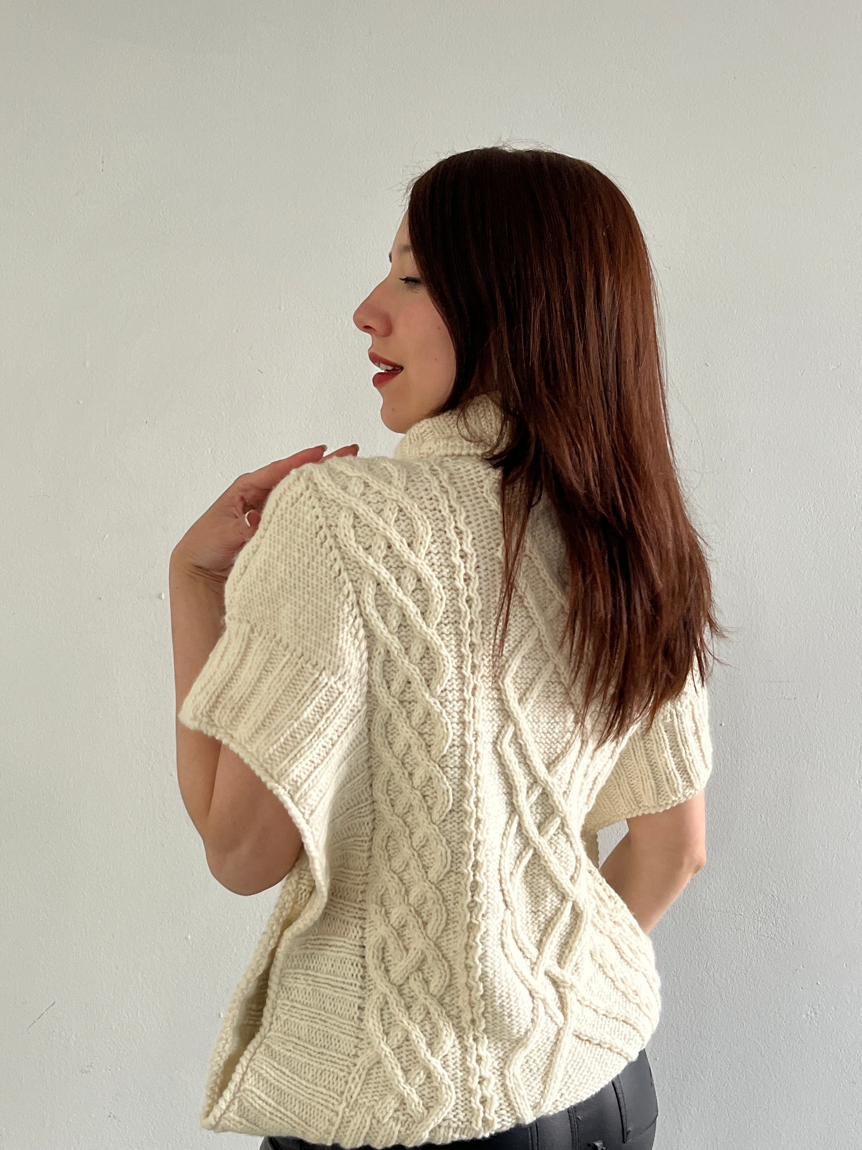 Chaleco de Lana de Oveja Peinada con Botones de Chonta – Tejido a Mano Color Crema