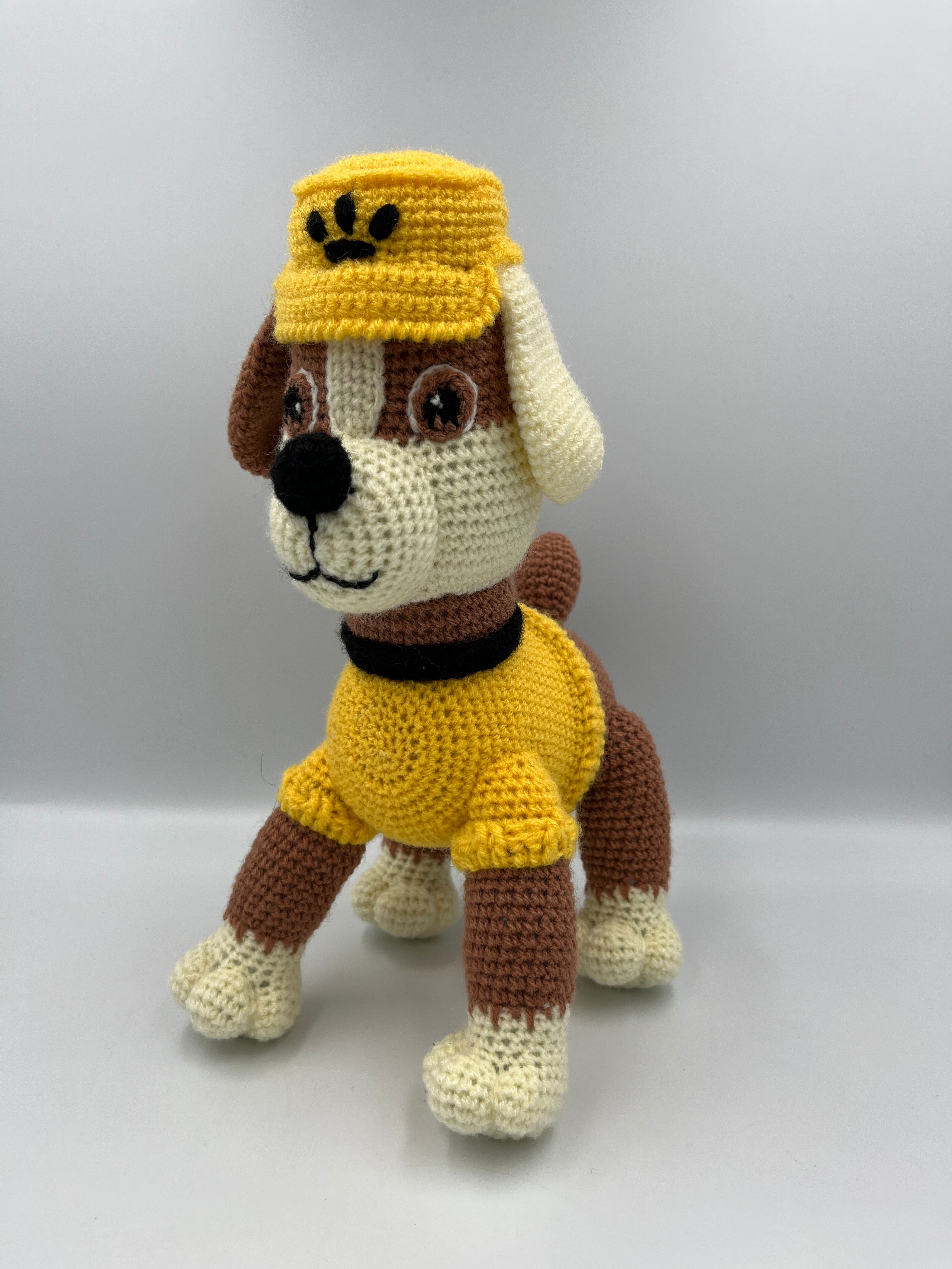 Amigurumi Rubble – Perrito de Paw Patrol Tejido a Mano en Algodón Antialérgico (35 cm)