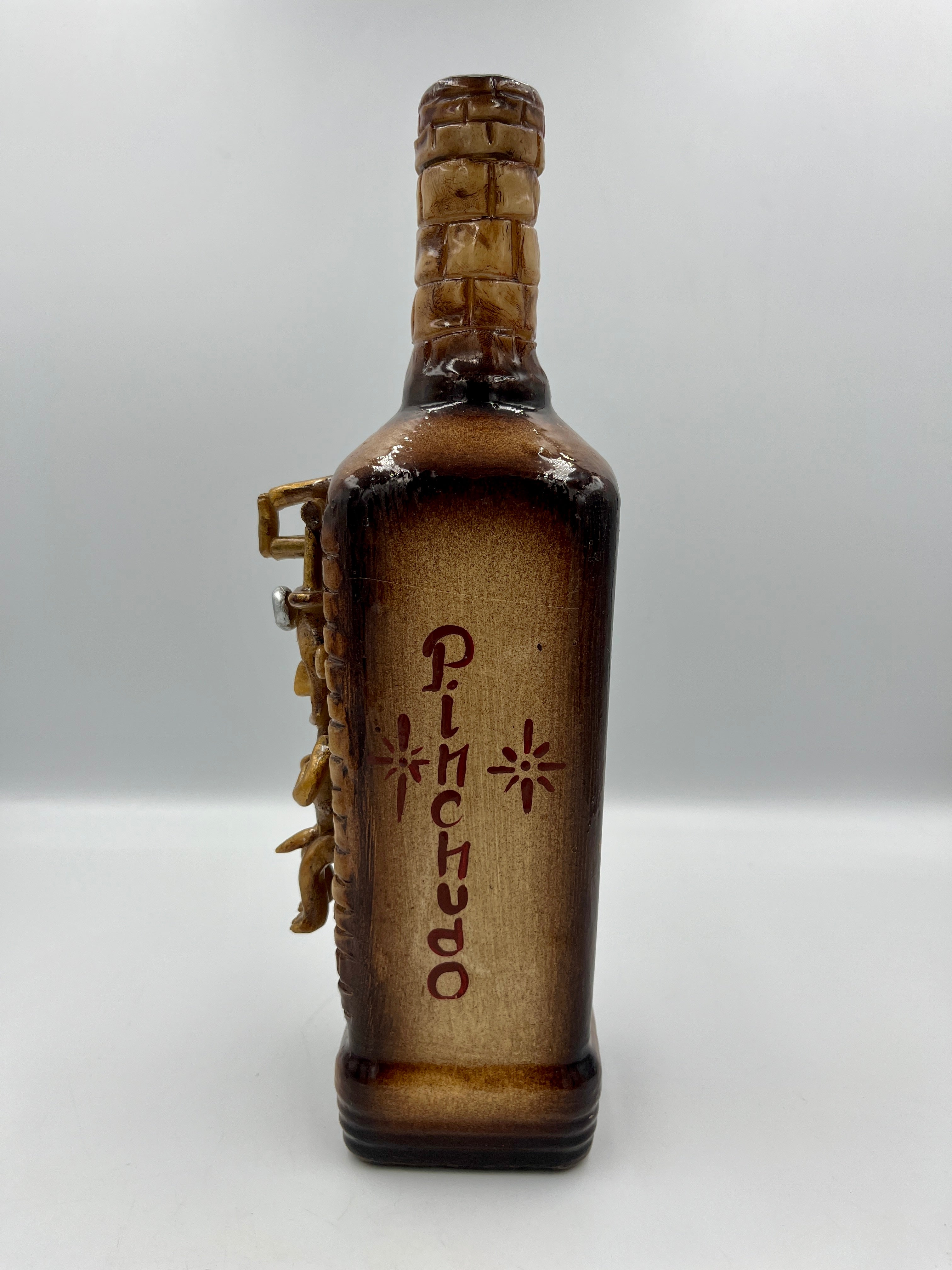 Botella Decorativa con Dos Pinchudos en Alto Relieve de Cerámica al Frío – 500 ml