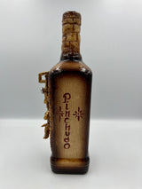 Botella Decorativa con Dos Pinchudos en Alto Relieve de Cerámica al Frío – 500 ml