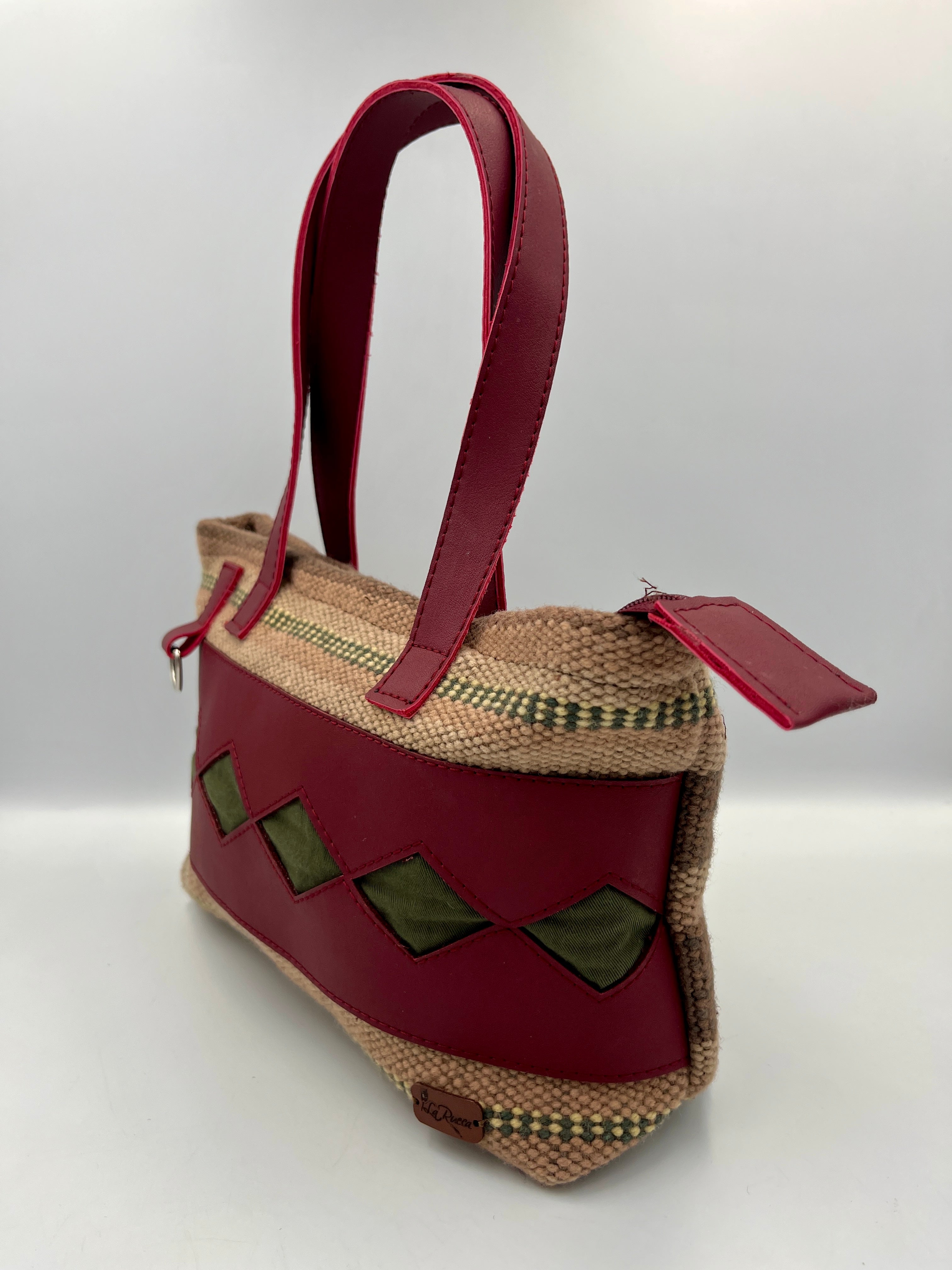 Cartera de Mano Artesanal en Telar con Detalles de Cuero Sintético – Diseño con Rombos Verde y Rojo