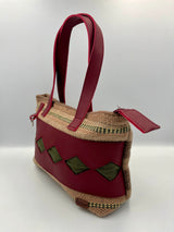 Cartera de Mano Artesanal en Telar con Detalles de Cuero Sintético – Diseño con Rombos Verde y Rojo