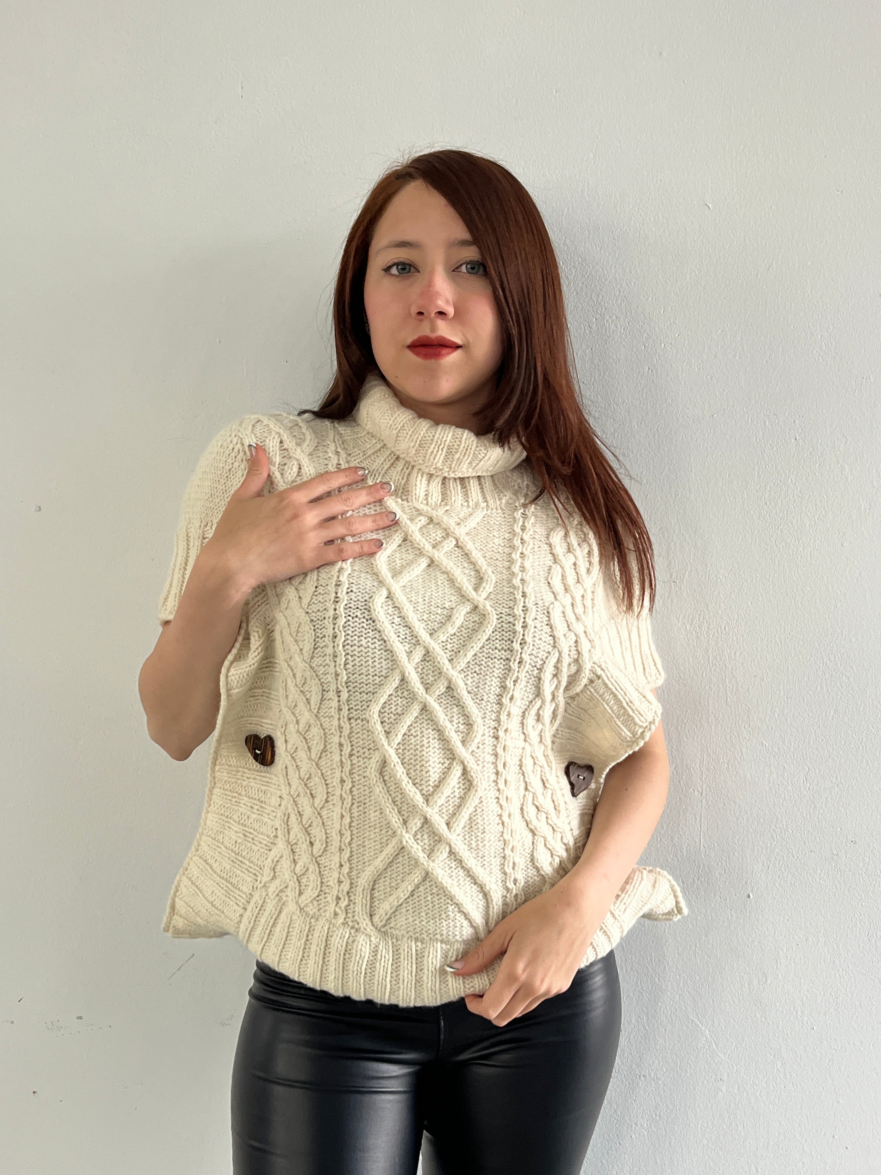 Chaleco de Lana de Oveja Peinada con Botones de Chonta – Tejido a Mano Color Crema