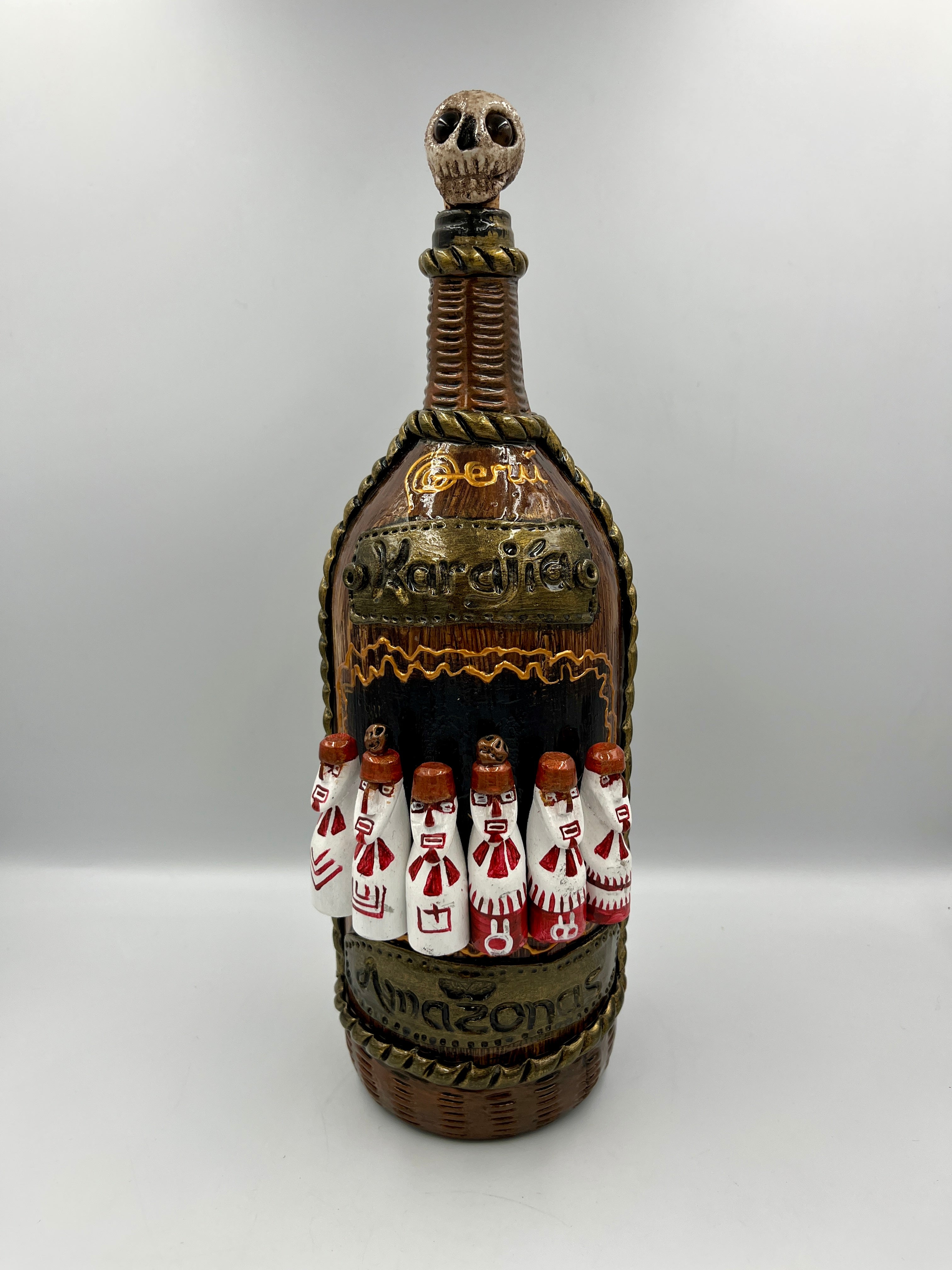Botella Decorativa de Vidrio con Diseño de Sarcófagos de Karajía en Madera y Cerámica al Frío
