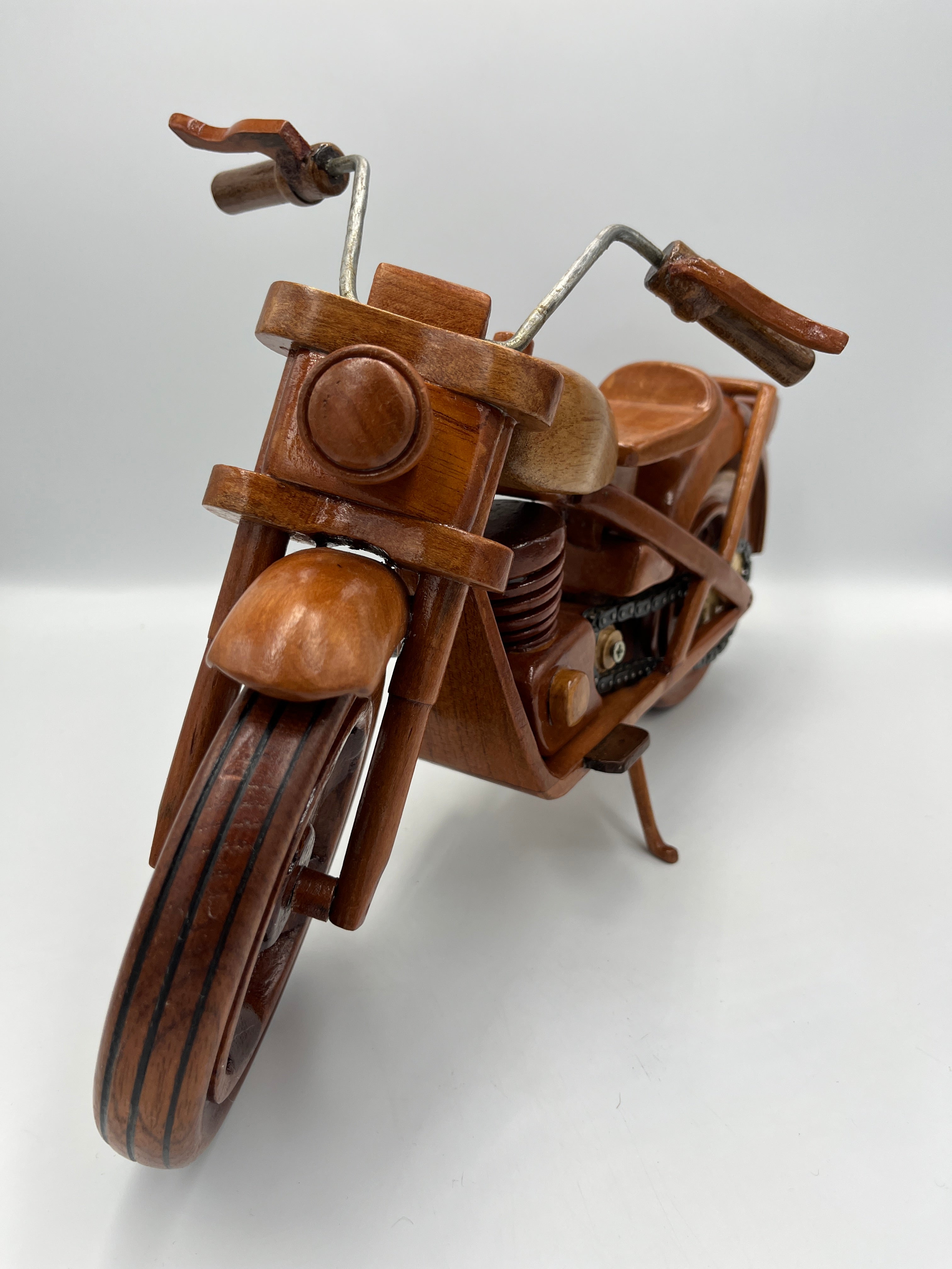 Moto Decorativa de Madera Cedro – Hecha a Mano