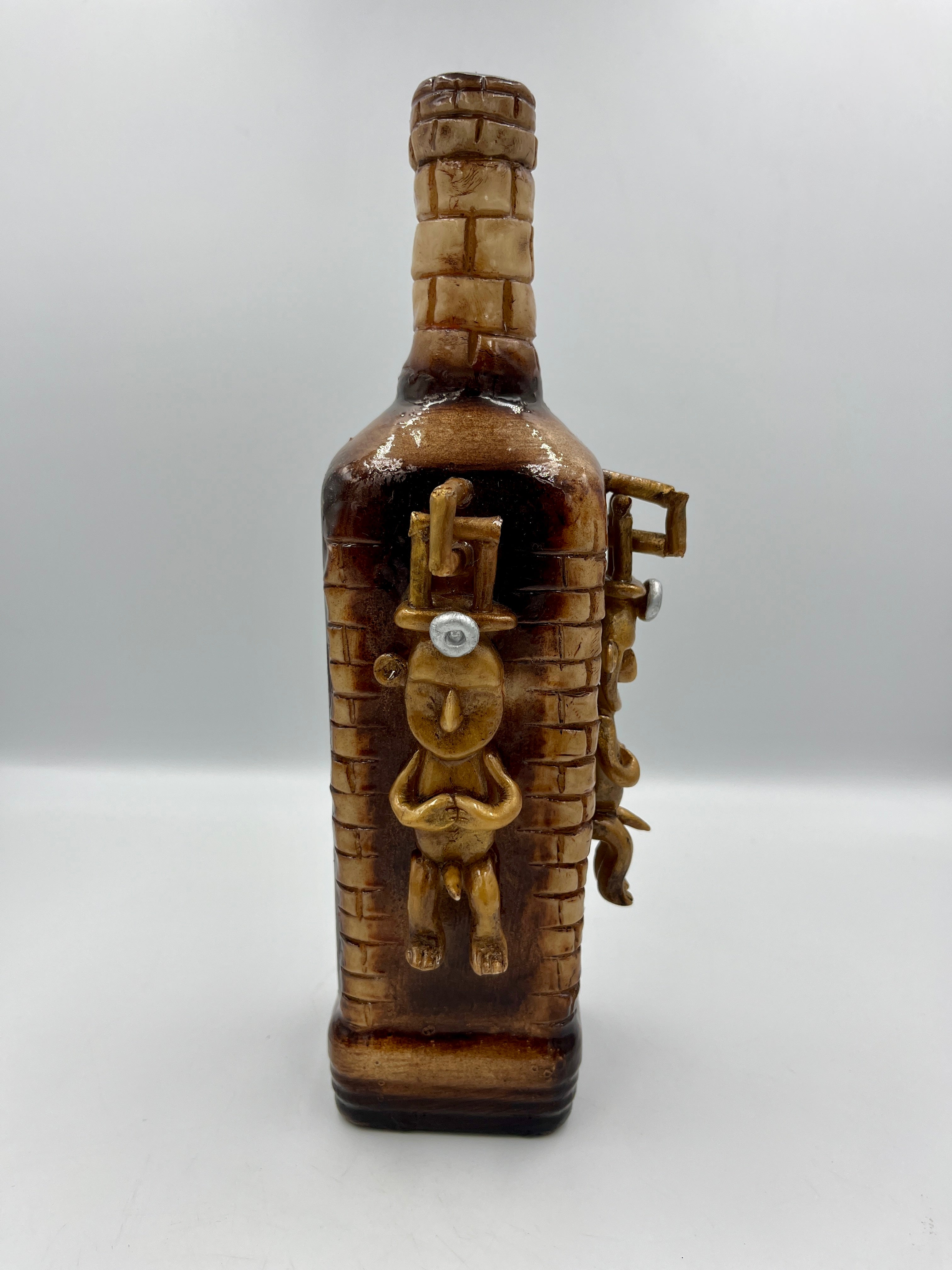 Botella Decorativa con Dos Pinchudos en Alto Relieve de Cerámica al Frío – 500 ml