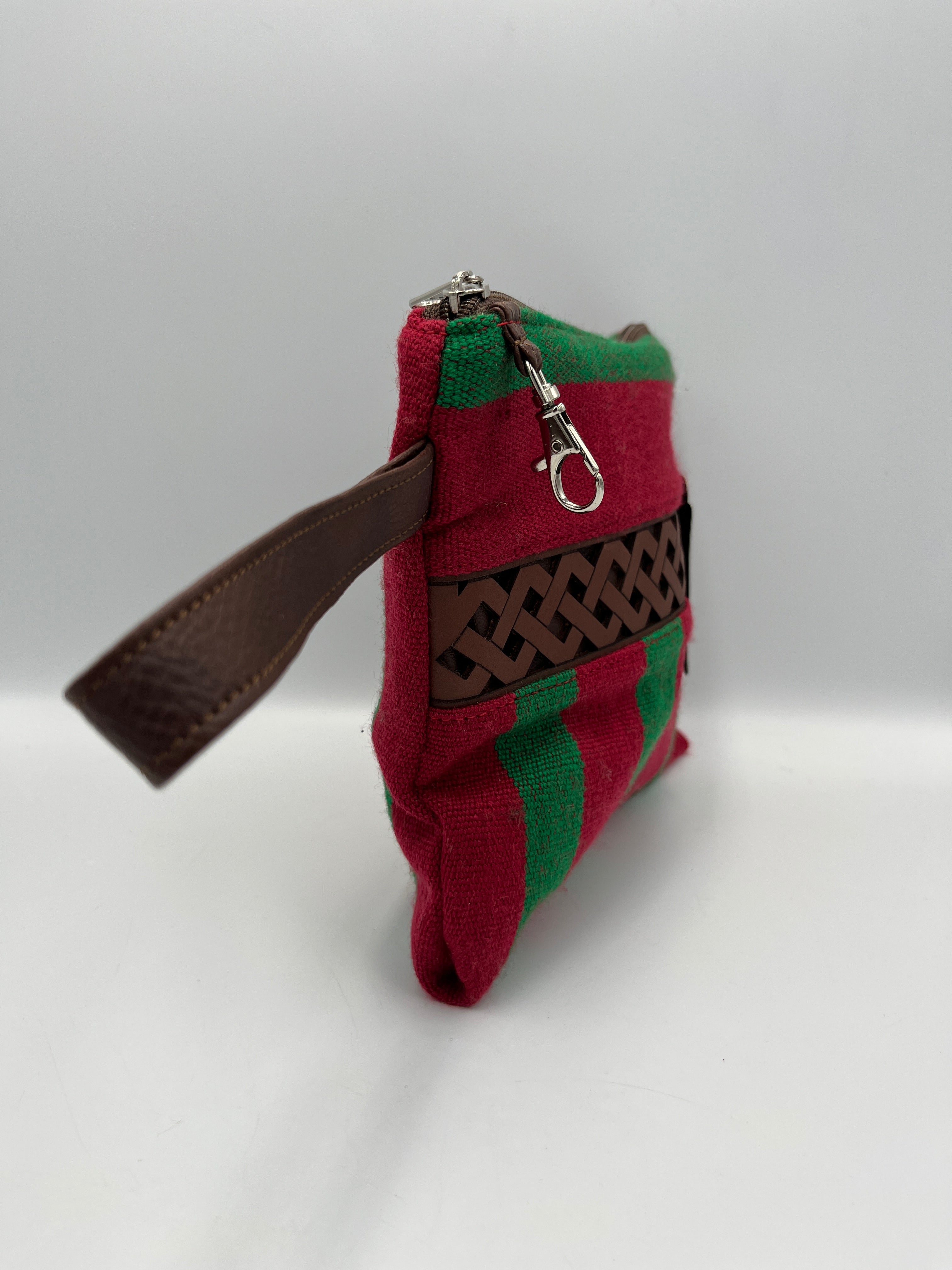 Neceser Verde con Rojo y Aplique de Bio-Cuero