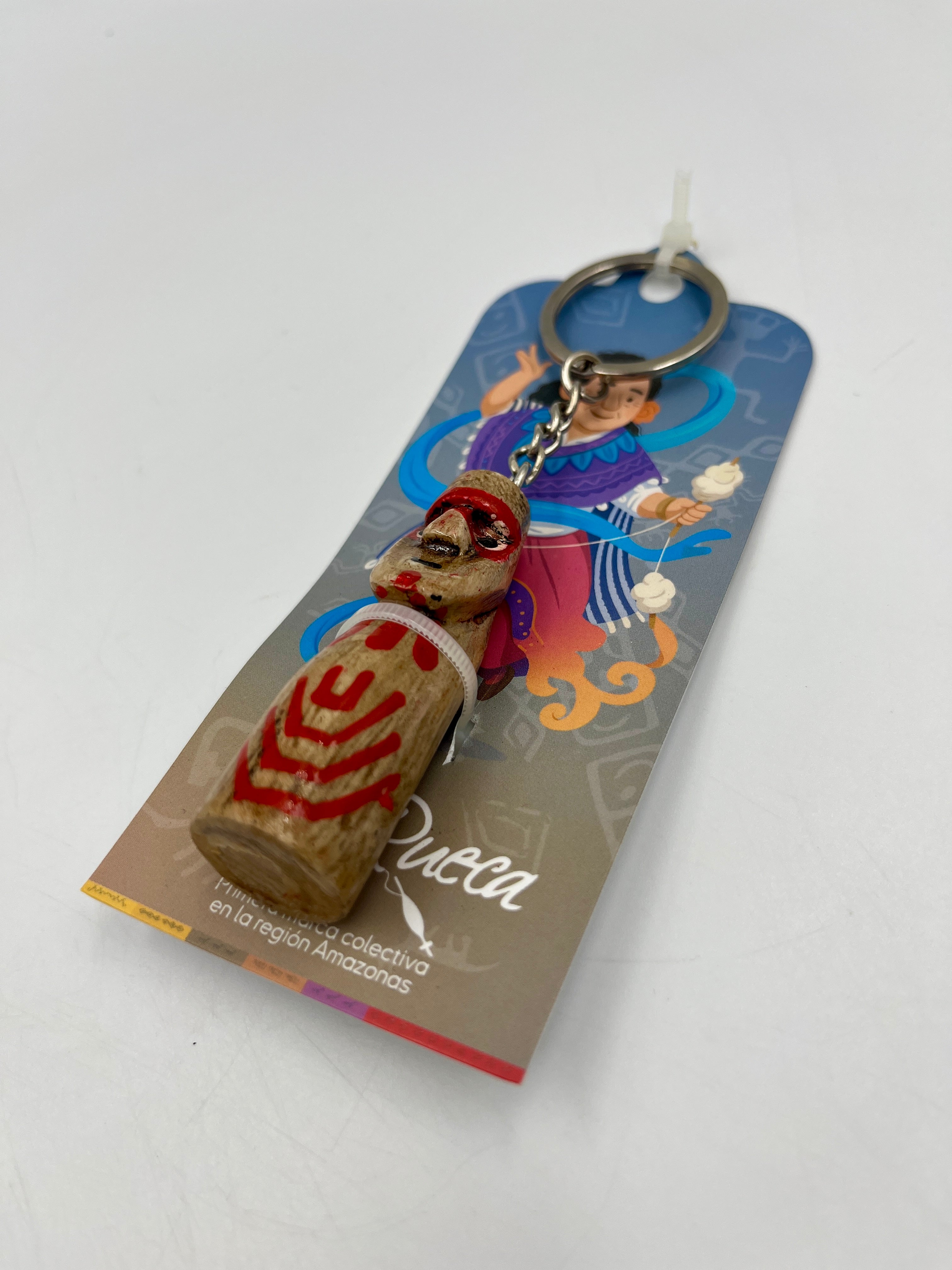 Llavero Artesanal de Madera en Color Guinda – Sarcófago de Karajía