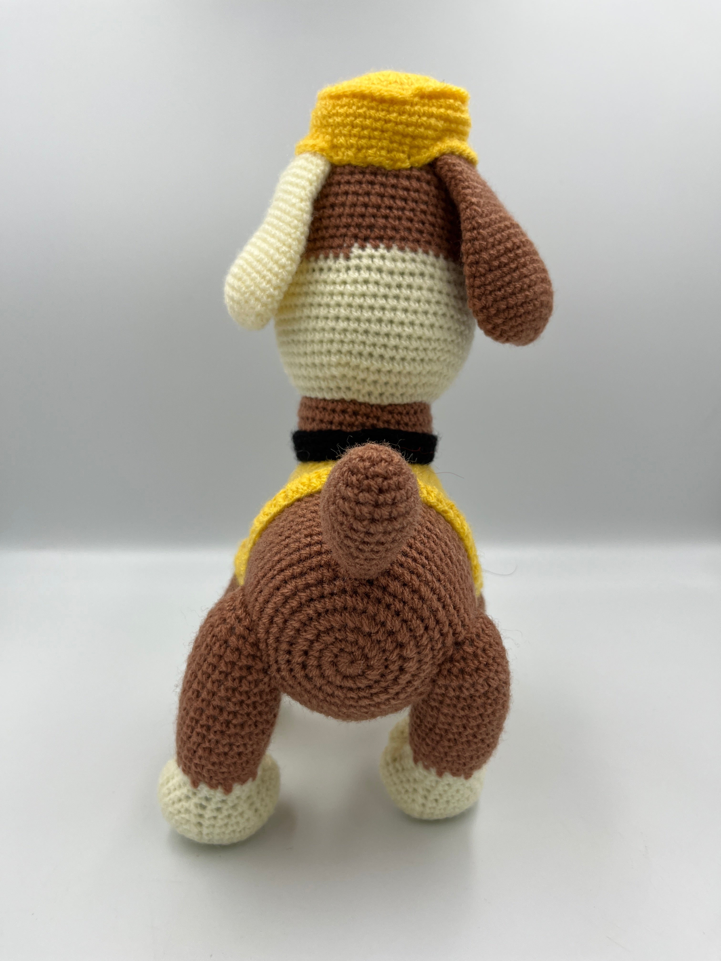 Amigurumi Rubble – Perrito de Paw Patrol Tejido a Mano en Algodón Antialérgico (35 cm)