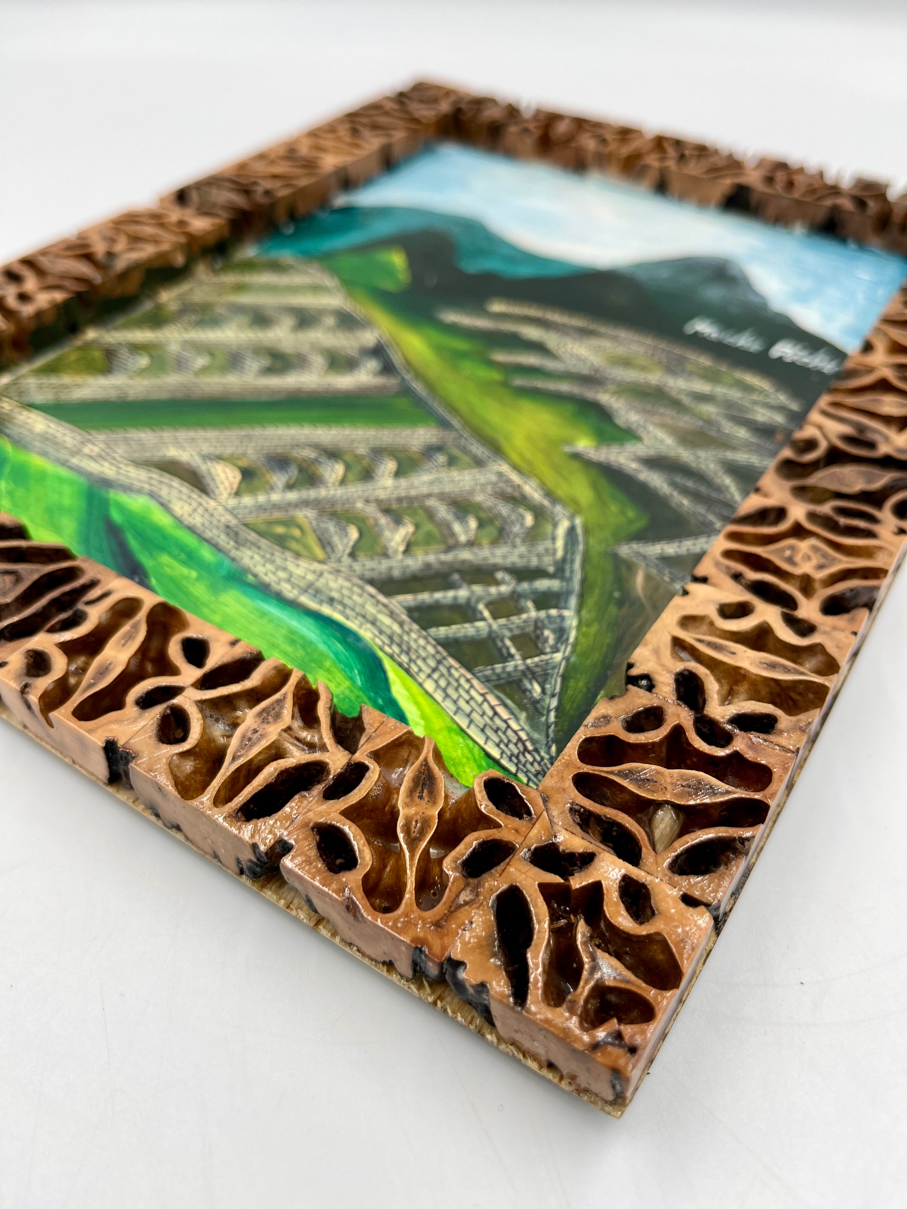 Cuadro Decorativo Machu Picchu Pintado a Mano con Marco de Semillas de Nogal