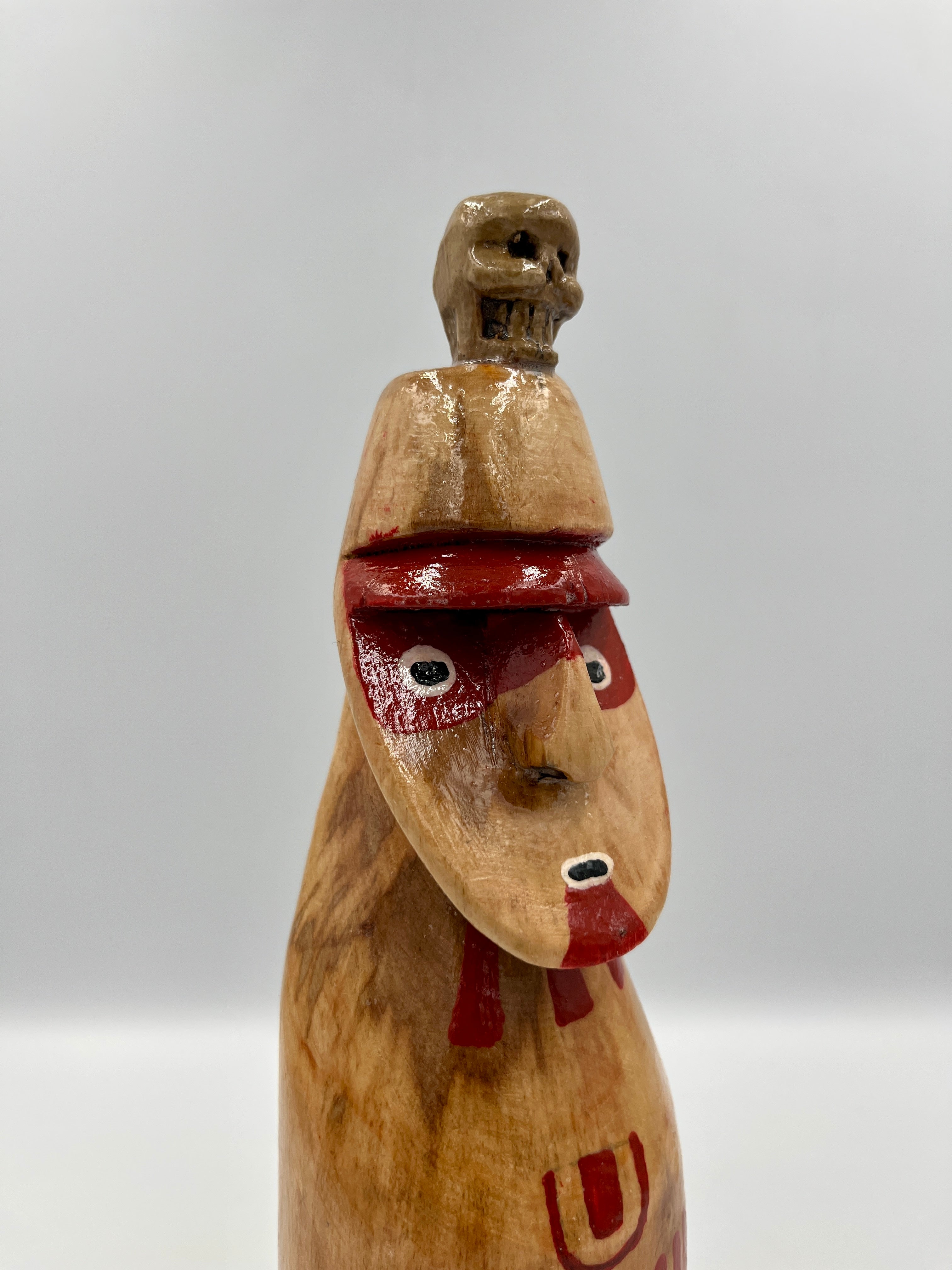Sarcófago decorativo de madera pintado a mano