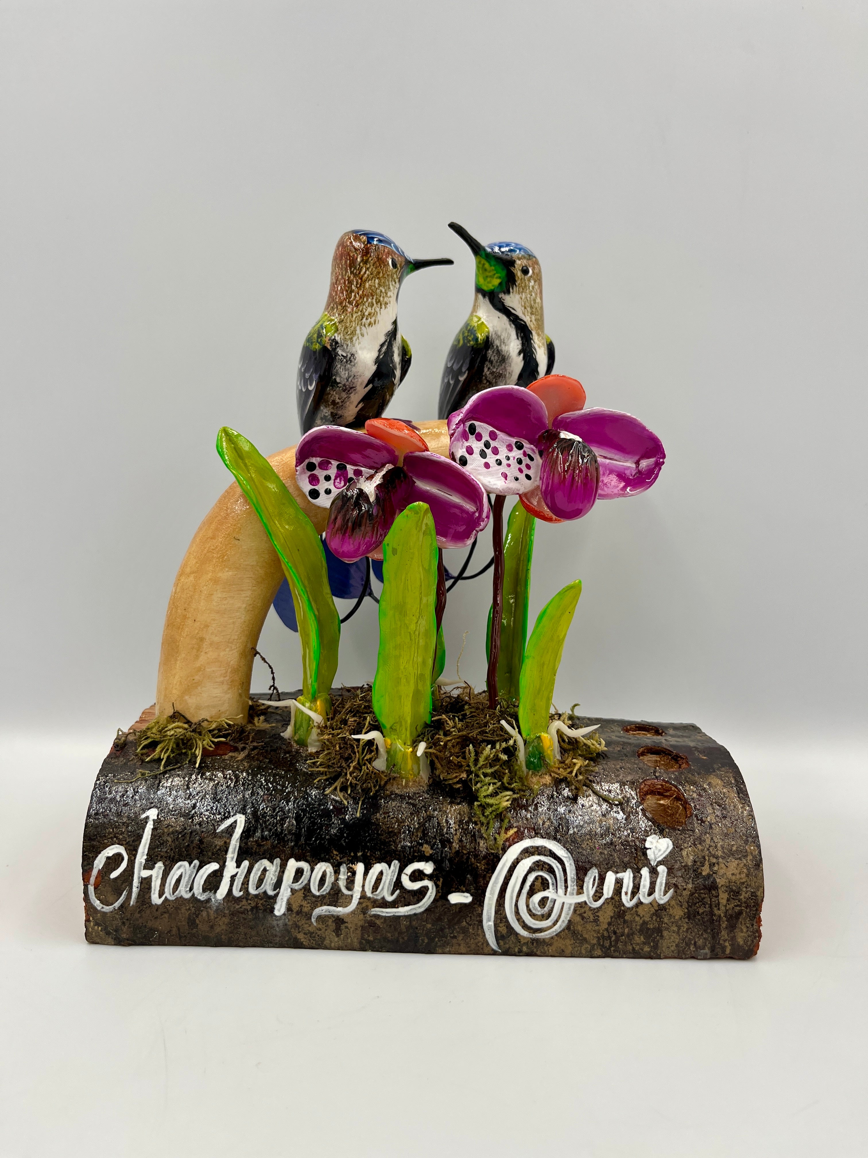 Porta lapicero de madera con colibríes Cola de Espátula y orquídeas