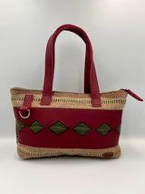 Cartera de Mano Artesanal en Telar con Detalles de Cuero Sintético – Diseño con Rombos Verde y Rojo