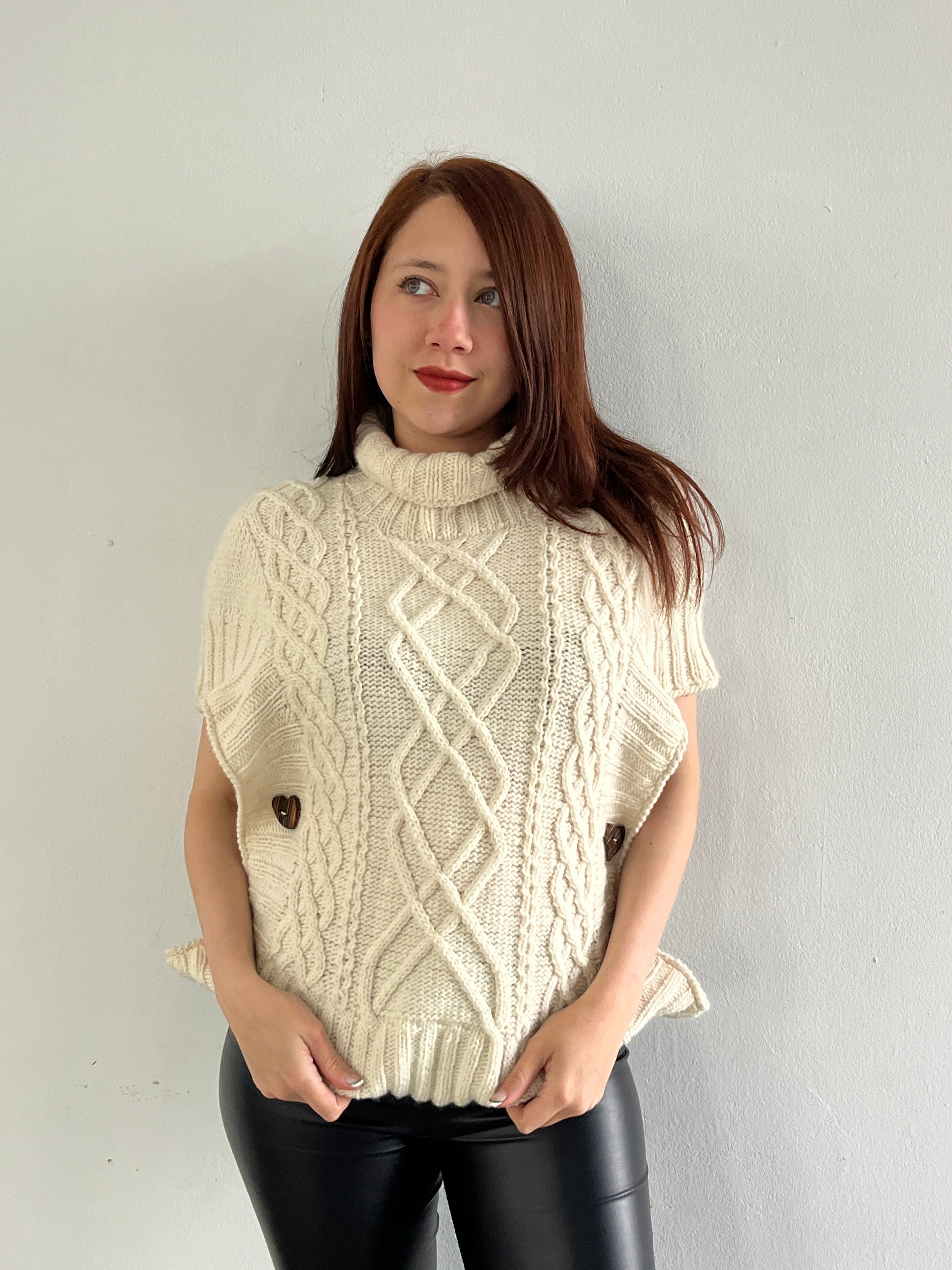 Chaleco de Lana de Oveja Peinada con Botones de Chonta – Tejido a Mano Color Crema