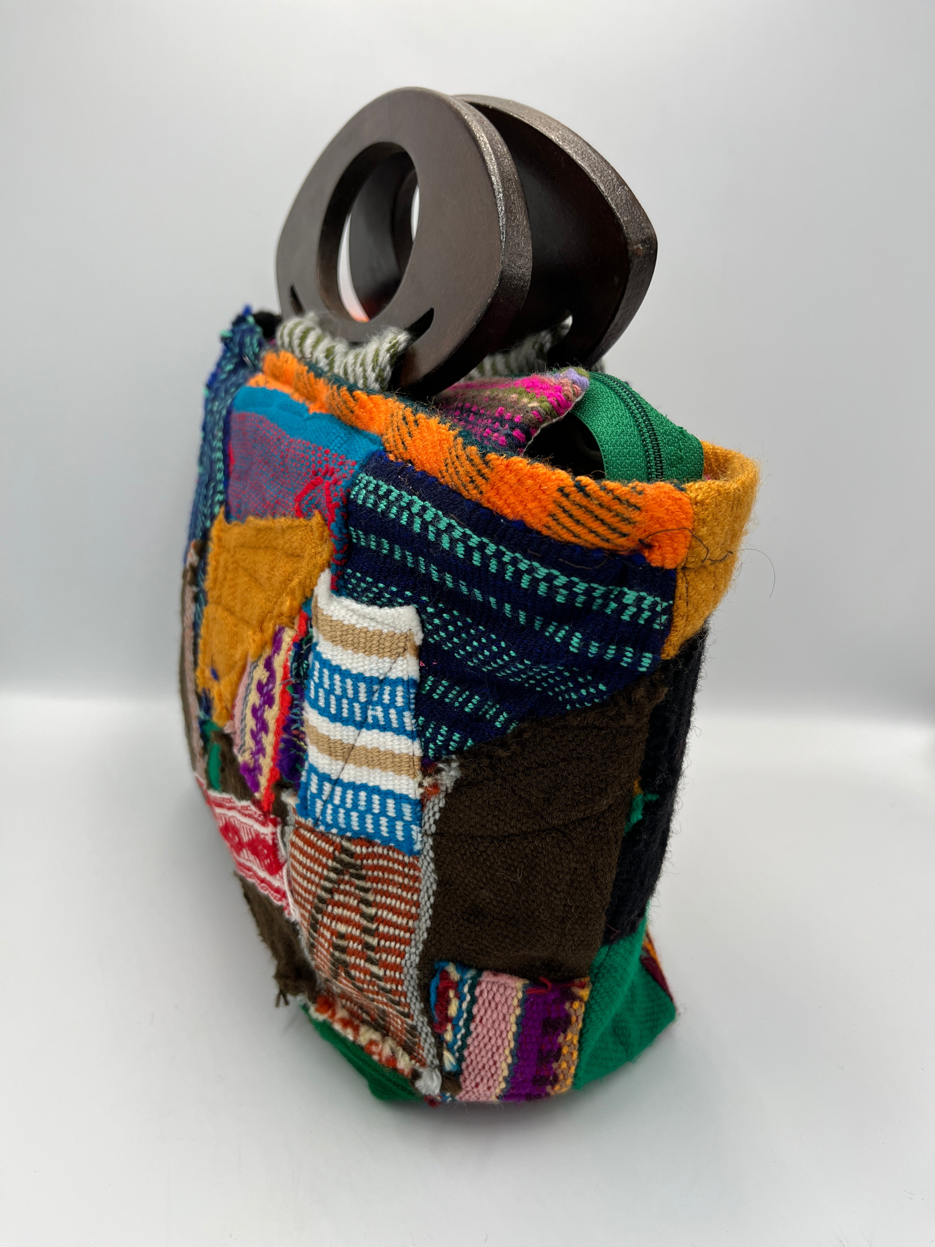 Cartera Grande de Parches de Telar Multicolor con Asas de Madera